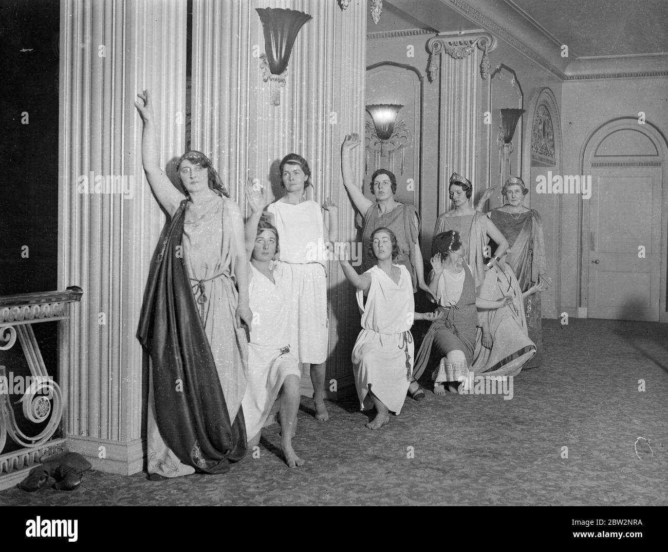 Prove della società per la sfera storica del dramma . Una prova si è svolta alla Grosvenor House di Londra , della parata che sarà una caratteristica della storica palla drammatica in aiuto della 'Peoples League of Health' . Un fregio greco da sinistra a destra , Lady Garnsey , Miss Sheila Reed , Sig.ra Fergus Graham , Sig.na Nicolette Sims , Sig.ra Lomax , Sig.ra Law , Sig.ra Joseph Makle , Sig.ra Elizabeth Hare e Sig.ra Duncan Campbell . 18 febbraio 1932 Foto Stock Prove della società per la sfera storica del dramma . Una prova si è svolta alla Grosvenor House di Londra , della parata che sarà una caratteristica della storica palla drammatica in aiuto della 'Peoples League of Health' . Un fregio greco da sinistra a destra , Lady Garnsey , Miss Sheila Reed , Sig.ra Fergus Graham , Sig.na Nicolette Sims , Sig.ra Lomax , Sig.ra Law , Sig.ra Joseph Makle , Sig.ra Elizabeth Hare e Sig.ra Duncan Campbell . 18 febbraio 1932 Foto Stock