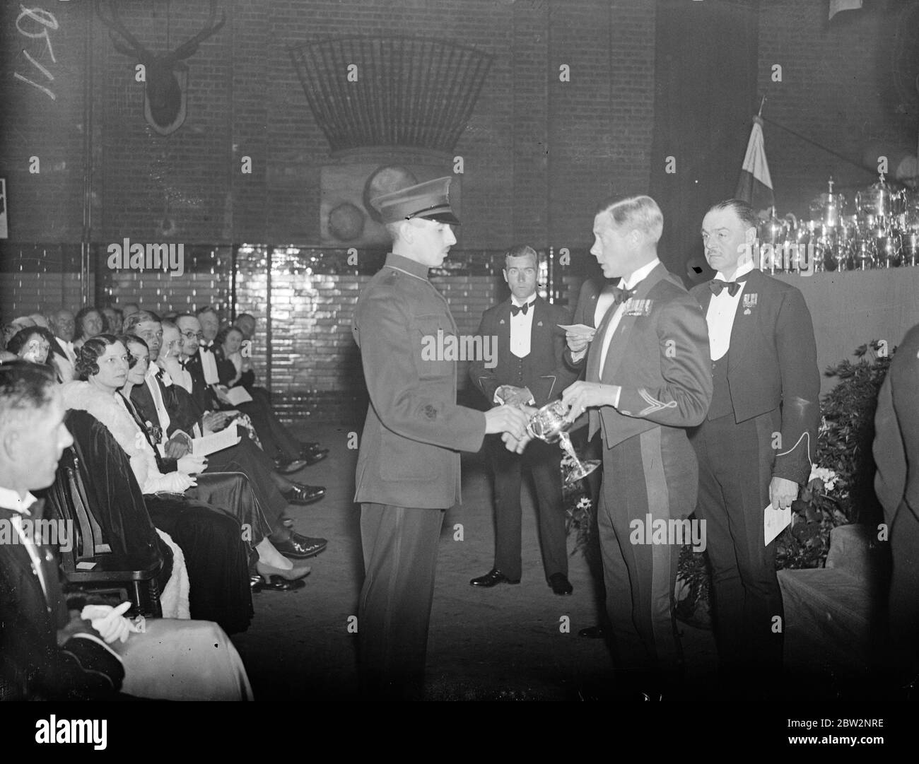 Il Principe del Galles presenta la coppa di perforazione alla società Sergente Major Lamm presso Queens Hall . 15 maggio 1934 . Foto Stock