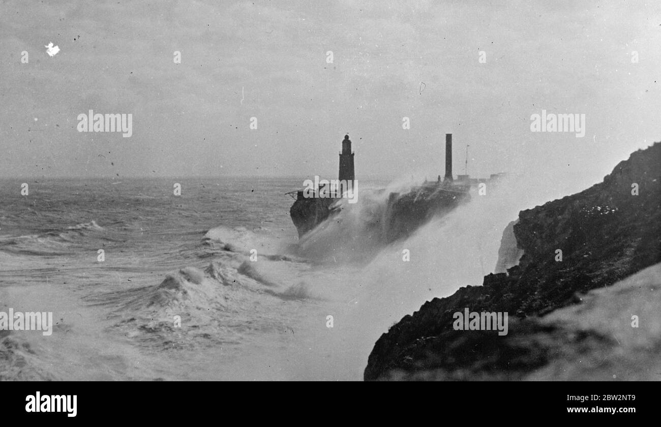 Febbraio esce con gales in tutto il mondo . Per la prima volta in memoria vivente tali galere terribili sono state sperimentate a Gibralter che l'alta roccia su cui è costruito il faro Europa è stata spazzata da grandi onde che hanno battuto la base della Torre , che è posta 150 piedi sopra il mare . Molte persone hanno coraggioso gli elemetti per vedere lo spettacolo . Enormi onde che si infrangono sulla roccia e sulla base del faro Europa ( all'estremo sud di Gibralter ) all'altezza della Gale . 29 febbraio 1932 30s, 30s, 30s, 30s, 30s, trents, 19,trents Foto Stock