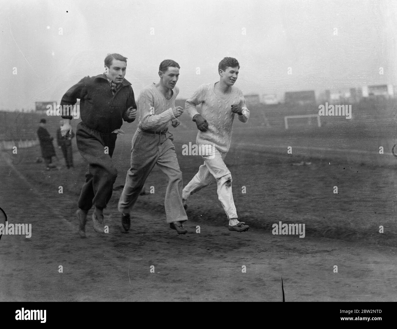 Jack Hobbs Son si allena con atleti olimpici a Stamford Bridge . Leni Hobbs , figlio di Jack Hobbs il famoso cricketer inglese , che è un atleta famoso e ha vinto molti premi per correre è allenarsi con la squadra olimpica inglese a Stamford Bridge , Londra . Da sinistra a destra Ernst Geerling , l'atleta tedesco , Len Hobbs e L Page , allenarsi a Stamford Bridge , Londra . 18 febbraio 1932 30s, 30s, 30s, 30s, 30s, trents, 19,trents Foto Stock