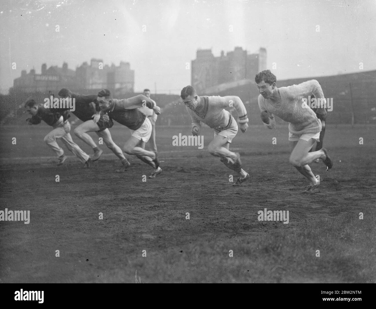 Treno di squadra britannico per i giochi olimpici . I membri delle squadre atletiche dei Giochi Olimpici Britannici sono addestrati a Stamford Bridge , Londra sotto A G Hill, il famoso corridore olimpico per i prossimi giochi a Los Angeles . E L Page , J C Heap , G F Saunders , Ernst Geerling e J F Rice all'inizio di una volata a Stamford Bridge . 21 febbraio 1932 30s, 30s, 30s, 30s, 30s, trents, 19,trents Foto Stock