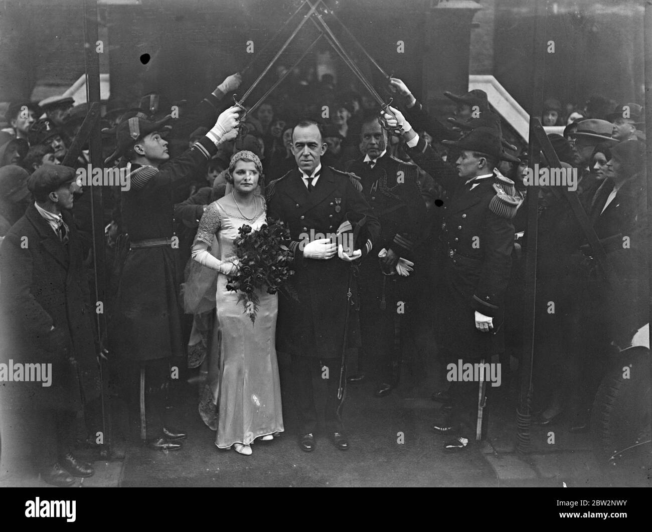 Londra , matrimonio anglo-americano . Il comandante navale americano sposa la erica di cotone . Le nozze del comandante di Lieut Toson D Summers, corpo medico, della Marina degli Stati Uniti, figlio di Thomas B Summers di Huntington, Virginia Occidentale, alla sig.ra Cynthia Peacock, figlia del sig. E della sig.ra Jack Peacock, di Burleagh, Derby si è giocato a St Pauls Church , Knightsbridge , Londra . Il capitano Arthur L Bristol , l'attache navale degli Stati Uniti a Londra era l'uomo migliore e per gli uscieri gli ufficiali navali degli Stati Uniti che sono allievi di Rodi all'università di Oxford hanno partecipato. Il padre della sposa è un partner nel cotone f Foto Stock