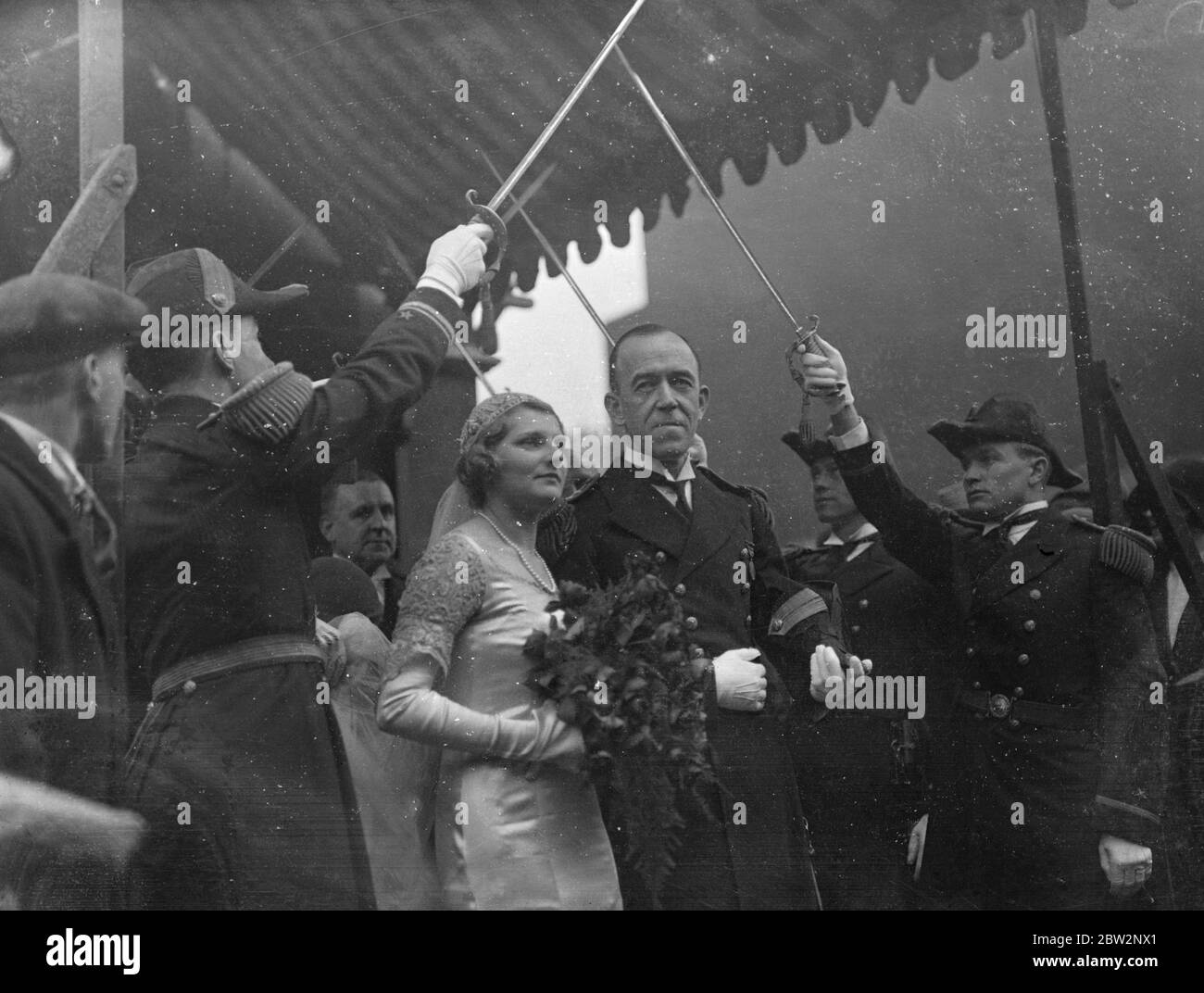 Londra , matrimonio anglo-americano . Il comandante navale americano sposa la erica di cotone . Le nozze del comandante di Lieut Toson D Summers, corpo medico, della Marina degli Stati Uniti, figlio di Thomas B Summers di Huntington, Virginia Occidentale, alla sig.ra Cynthia Peacock, figlia del sig. E della sig.ra Jack Peacock, di Burleagh, Derby si è giocato a St Pauls Church , Knightsbridge , Londra . Il capitano Arthur L Bristol , l'attache navale degli Stati Uniti a Londra era l'uomo migliore e per gli uscieri gli ufficiali navali degli Stati Uniti che sono allievi di Rodi all'università di Oxford hanno partecipato. Il padre della sposa è un partner nel cotone f Foto Stock