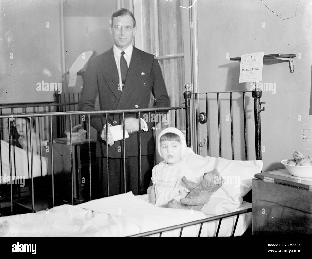 Il Principe Giorgio , Duca di Kent in visita ad un ospedale per bambini . 7 maggio 1936 Foto Stock