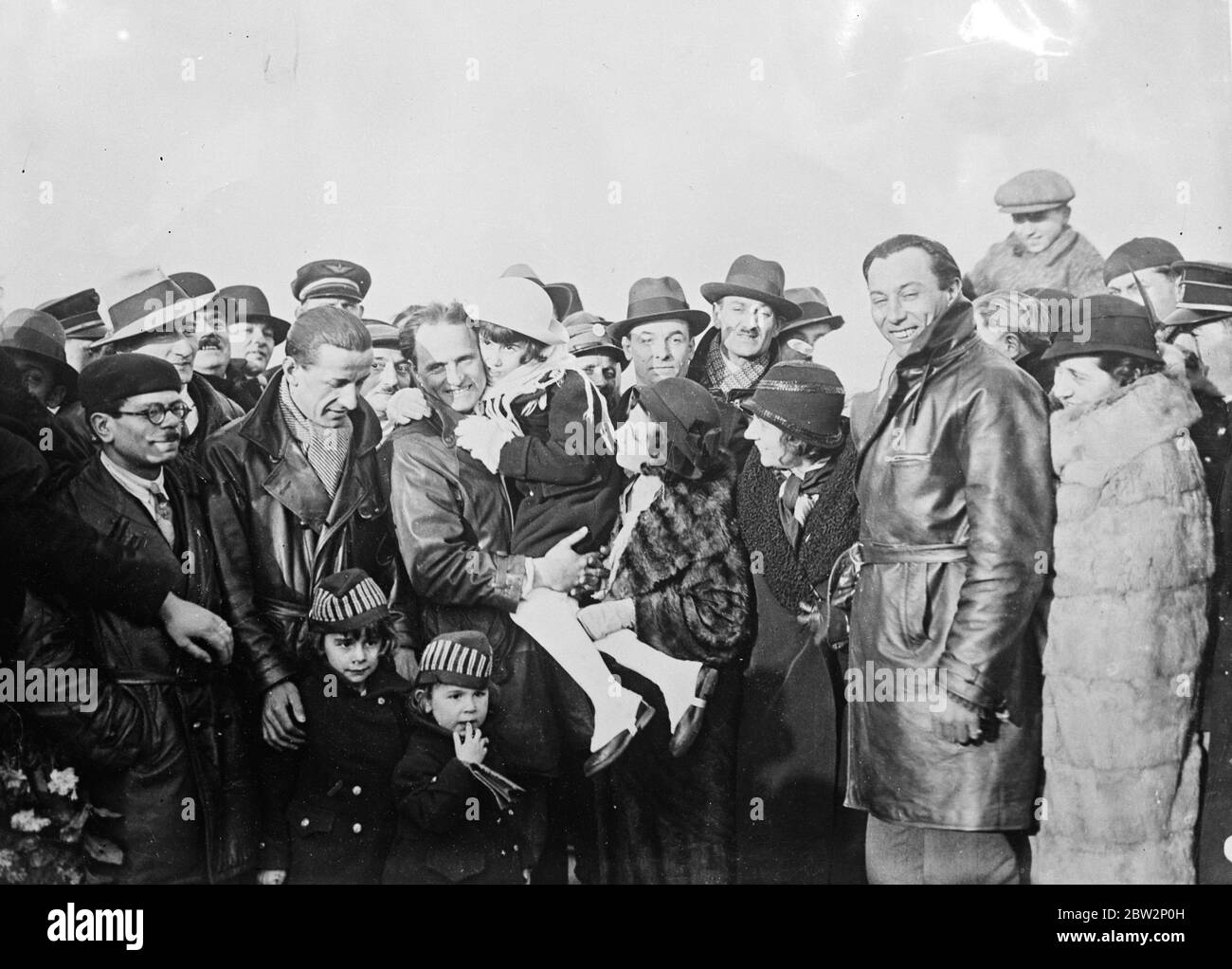 Arrivo a le Bourget di tre aviatori francesi trovati nel deserto del Sahara dopo 6 giorni . 18 febbraio 1932 Foto Stock