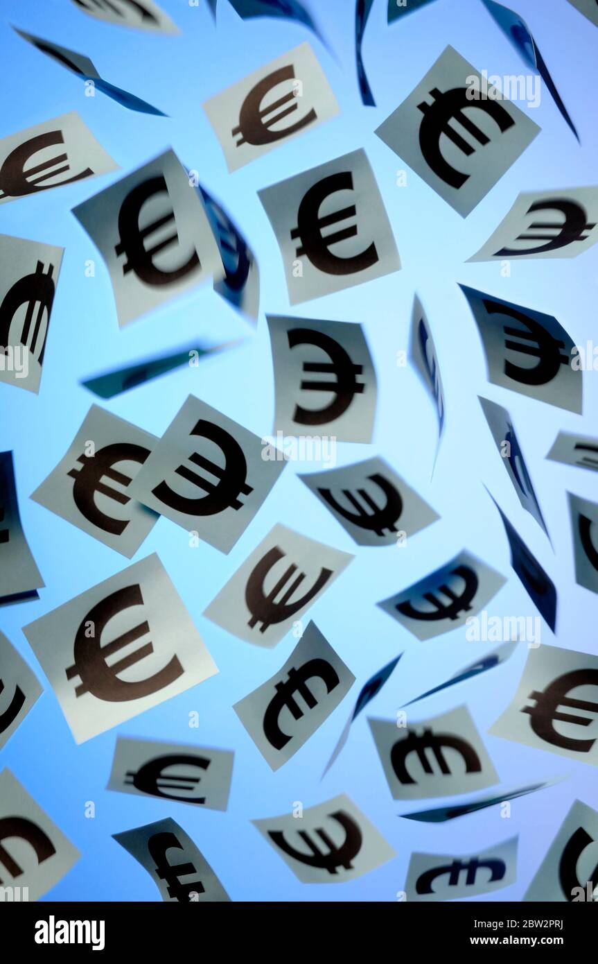 Forme in caduta di simboli dell'euro (composito digitale) Foto Stock