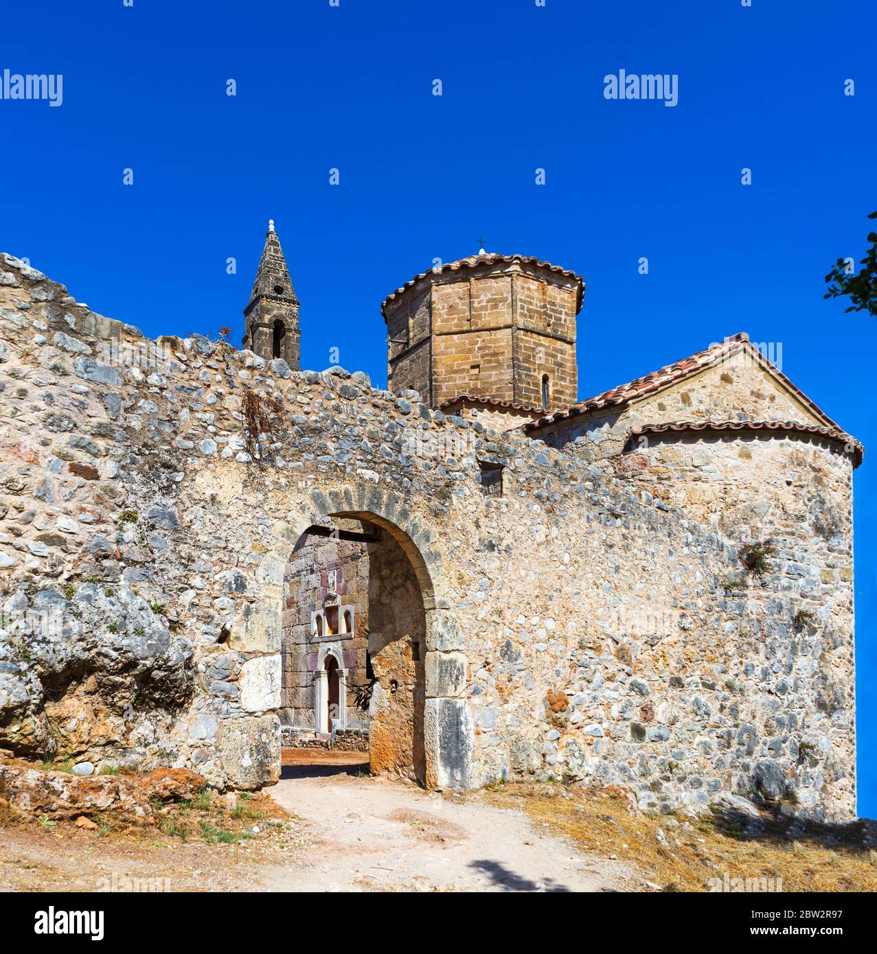 La torre Mourtzinos e la chiesa di Agios Spyridon, 18 ° secolo, nel vecchio Kardamyli , Peloponneso, Grecia Foto Stock