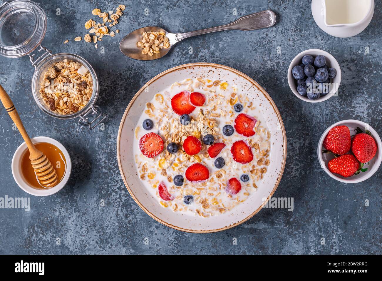 Colazione sana, ciotola con granola di avena, latte e bacche, vista dall'alto. Foto Stock