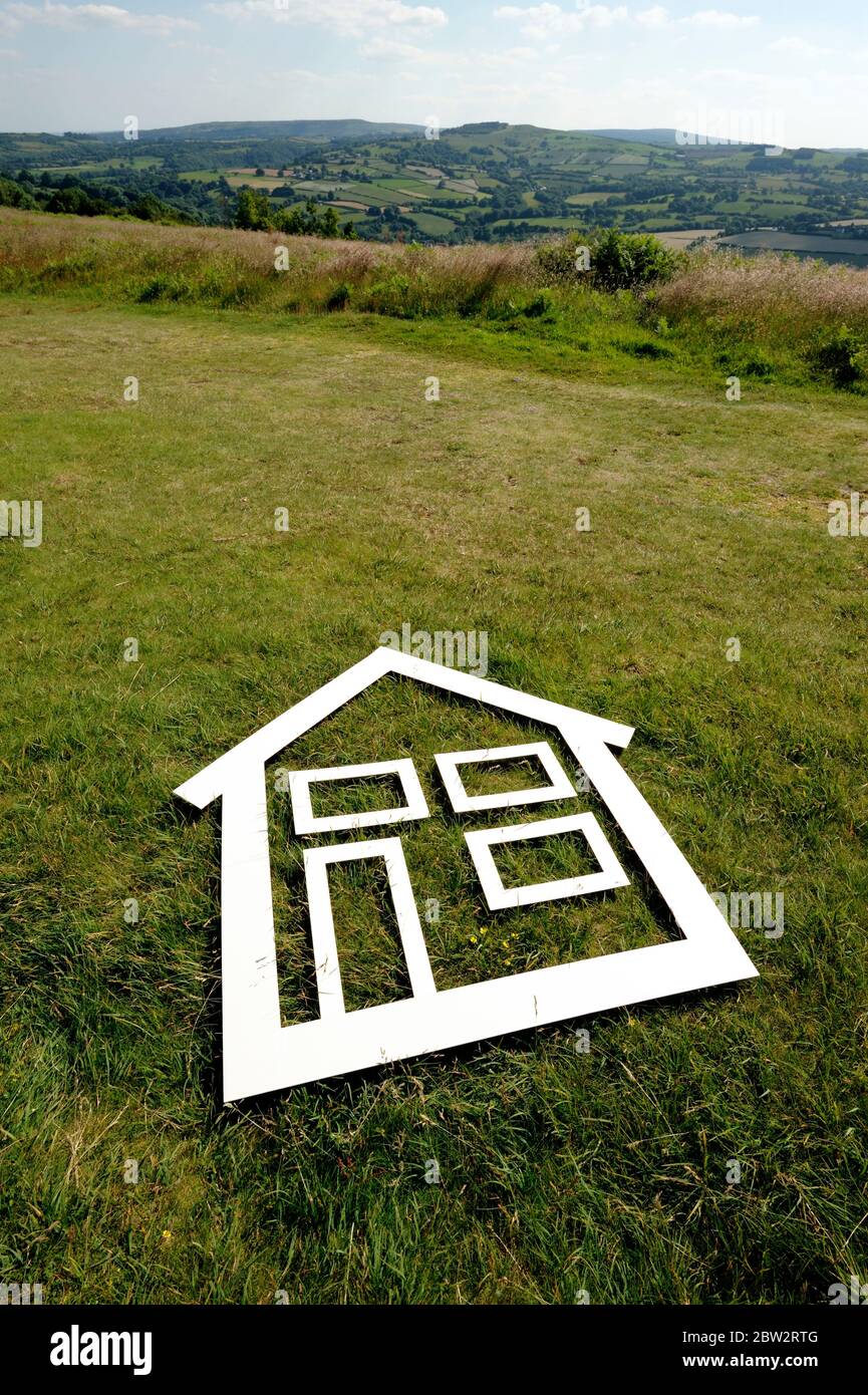 Una forma di casa posizionata su un terreno Foto Stock