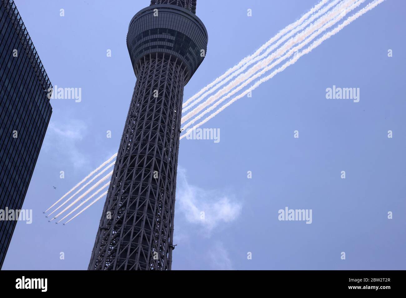 Tokyo, Giappone. 29 maggio 2020. Il team di dimostrazione acrobatica della Japan Air Self Defense Force "Blue Impulse" sorvola la torre più grande del Giappone Tokyo Skytree per ringraziare gli operatori sanitari a Tokyo venerdì 29 maggio 2020. Grandi ospedali del Tokyo Metropolitan Bokutoh Hospital e Eiju General Hospital si trovano vicino allo Skytree, che aveva grandi gruppi per le infezioni del nuovo coronavirus. Credit: Yoshio Tsunoda/AFLO/Alamy Live News Foto Stock