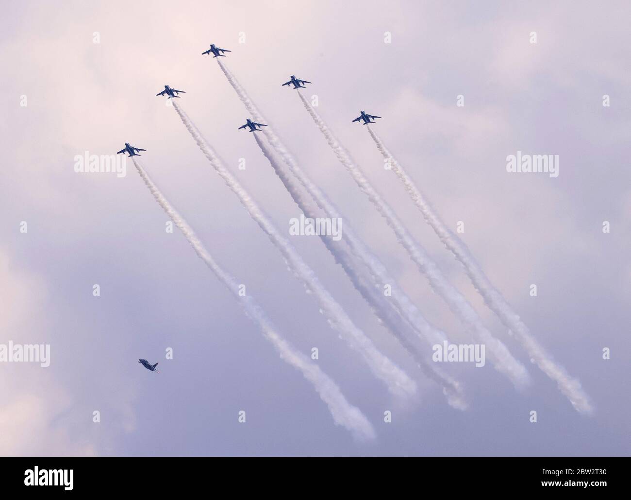 Tokyo, Giappone. 29 maggio 2020. Il team di dimostrazione acrobatica della Japan Air Self Defense Force "Blue Impulse" sorvola la torre più grande del Giappone Tokyo Skytree per ringraziare gli operatori sanitari a Tokyo venerdì 29 maggio 2020. Grandi ospedali del Tokyo Metropolitan Bokutoh Hospital e Eiju General Hospital si trovano vicino allo Skytree, che aveva grandi gruppi per le infezioni del nuovo coronavirus. Credit: Yoshio Tsunoda/AFLO/Alamy Live News Foto Stock