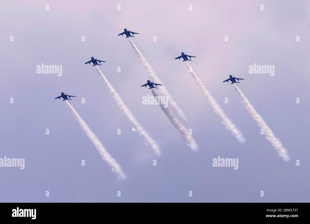 Tokyo, Giappone. 29 maggio 2020. Il team di dimostrazione acrobatica della Japan Air Self Defense Force "Blue Impulse" sorvola la torre più grande del Giappone Tokyo Skytree per ringraziare gli operatori sanitari a Tokyo venerdì 29 maggio 2020. Grandi ospedali del Tokyo Metropolitan Bokutoh Hospital e Eiju General Hospital si trovano vicino allo Skytree, che aveva grandi gruppi per le infezioni del nuovo coronavirus. Credit: Yoshio Tsunoda/AFLO/Alamy Live News Foto Stock
