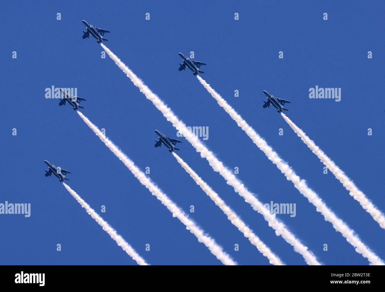 Tokyo, Giappone. 29 maggio 2020. Il team di dimostrazione acrobatica della Japan Air Self Defense Force "Blue Impulse" sorvola la torre più grande del Giappone Tokyo Skytree per ringraziare gli operatori sanitari a Tokyo venerdì 29 maggio 2020. Grandi ospedali del Tokyo Metropolitan Bokutoh Hospital e Eiju General Hospital si trovano vicino allo Skytree, che aveva grandi gruppi per le infezioni del nuovo coronavirus. Credit: Yoshio Tsunoda/AFLO/Alamy Live News Foto Stock
