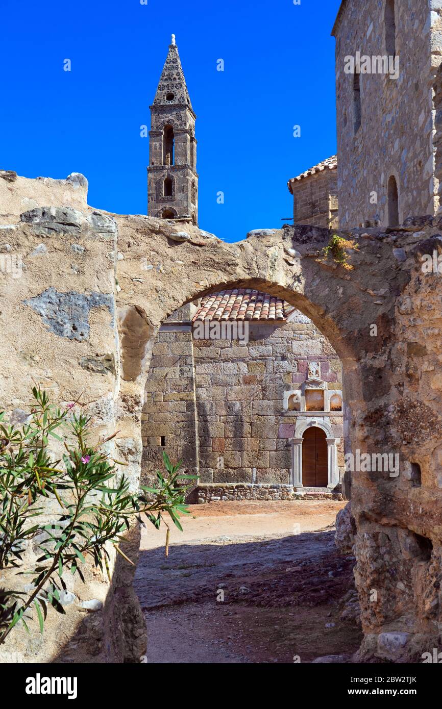 La torre Mourtzinos e la chiesa di Agios Spyridon, 18 ° secolo, nel vecchio Kardamyli , Peloponneso, Grecia Foto Stock