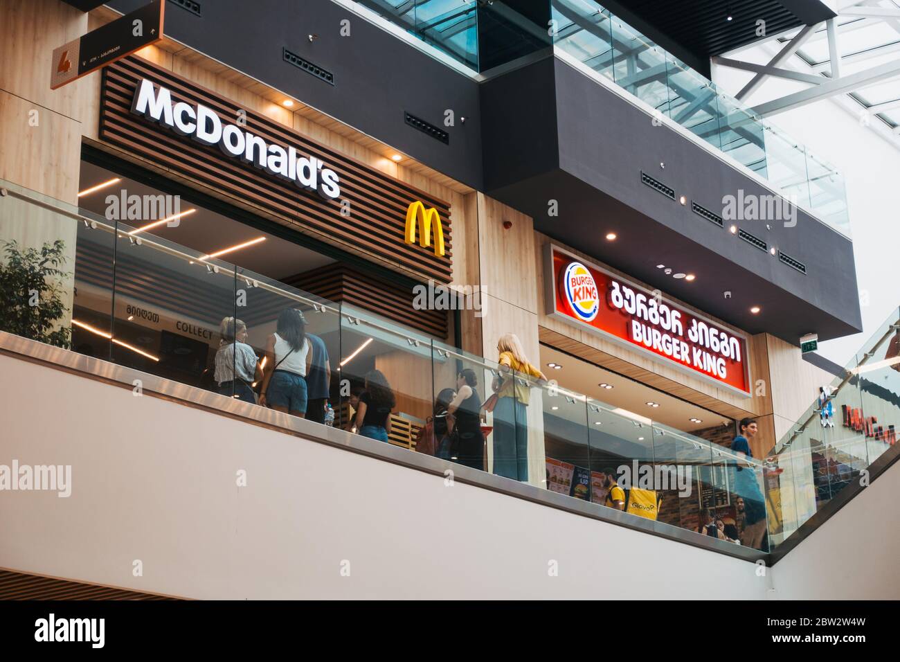 Un McDonald's e Burger King ristoranti vicini uno all'altro in un centro commerciale, area ristoro a Tbilisi, Georgia Foto Stock