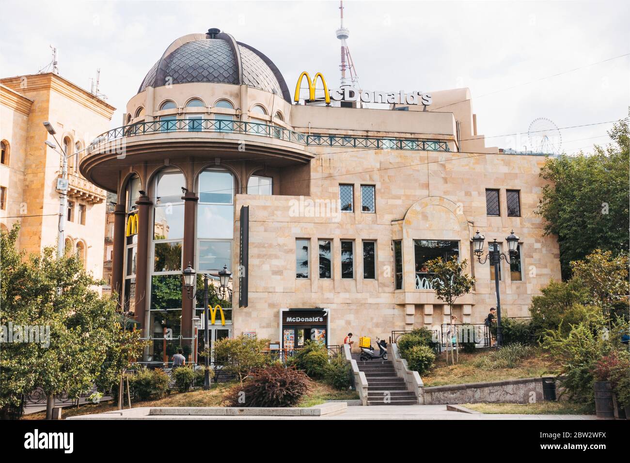 Un ristorante McDonald's in un edificio storico su Rustaveli Ave a Tbilisi, Georgia Foto Stock