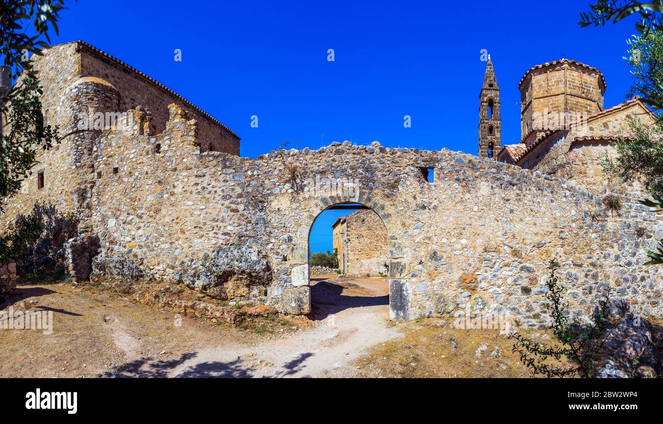 La torre Mourtzinos e la chiesa di Agios Spyridon, 18 ° secolo, nel vecchio Kardamyli , Peloponneso, Grecia Foto Stock
