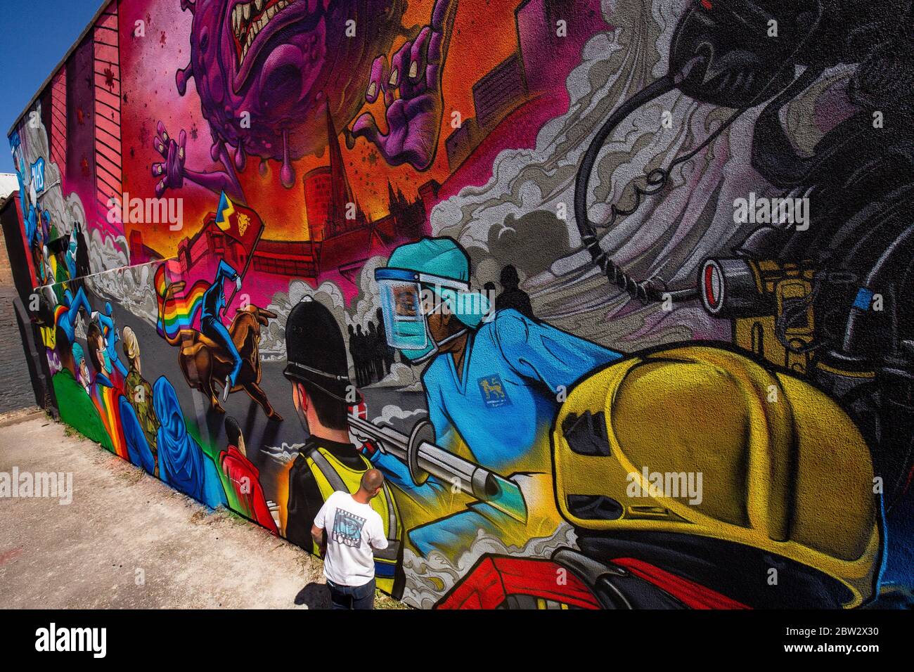 L'artista di strada Gent 48 termina il suo ultimo murale Forward in Unity, che è stato commissionato da Art for Charity per raccogliere fondi per la Carità del Sindaco del Signore e celebrare lo spirito del popolo di Birmingham durante la pandemia del coronavirus, in Meriden Street, Digbeth, Birmingham. Foto Stock