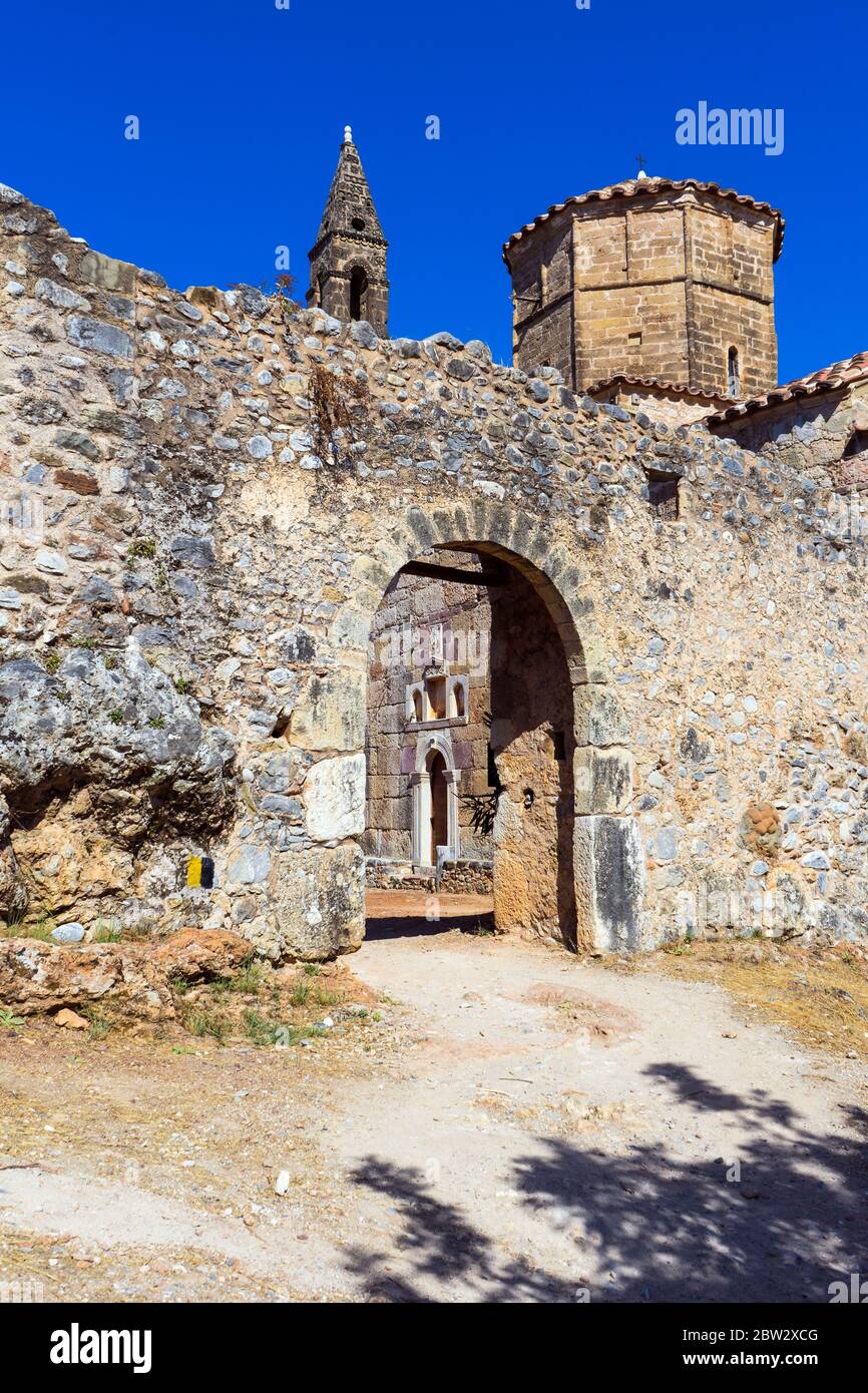 La torre Mourtzinos e la chiesa di Agios Spyridon, 18 ° secolo, nel vecchio Kardamyli , Peloponneso, Grecia Foto Stock