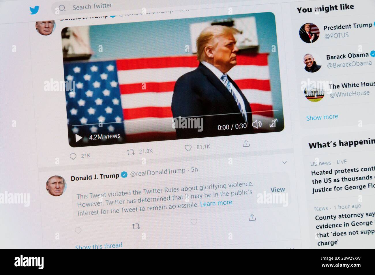 Twitter ha segnalato uno dei tweet di Donald Trump con un avvertimento che glorifica la violenza. Tuttavia, è stato lasciato accessibile nell'interesse pubblico. Foto Stock