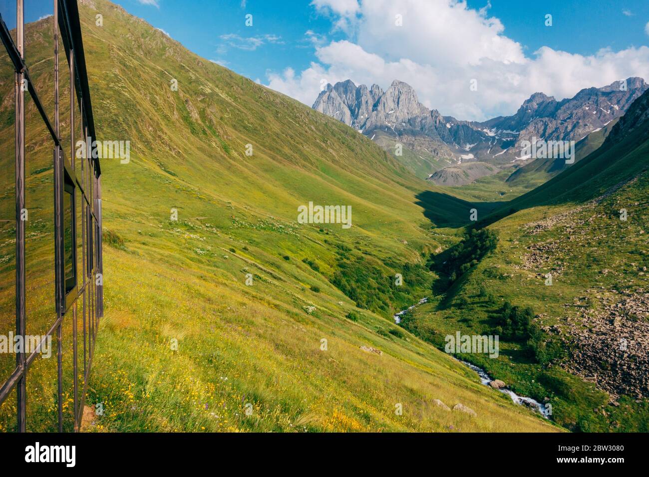 Chaukhi montagna come visto dalle cabine della Quinta stagione Lodge nella valle sottostante Foto Stock