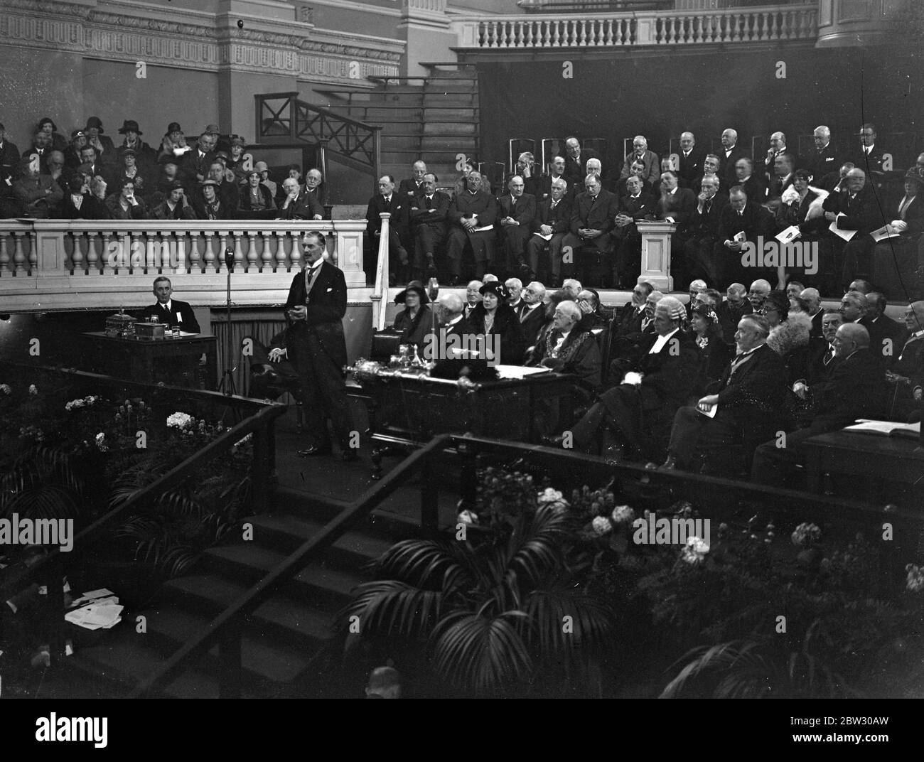 Il Cancelliere dello scacchiere riceve la libertà di Birmingham . Il Cancelliere dello scacchiere ha ricevuto la libertà della città di Birmingham in un groviglio d'argento , in occasione di una riunione speciale del Consiglio nel Municipio di Birmingham . Il Cancelliere dello scacchiere, il Rt Hon Noville Chamberlain, intervenendo alla cerimonia . 6 maggio 1932 Foto Stock
