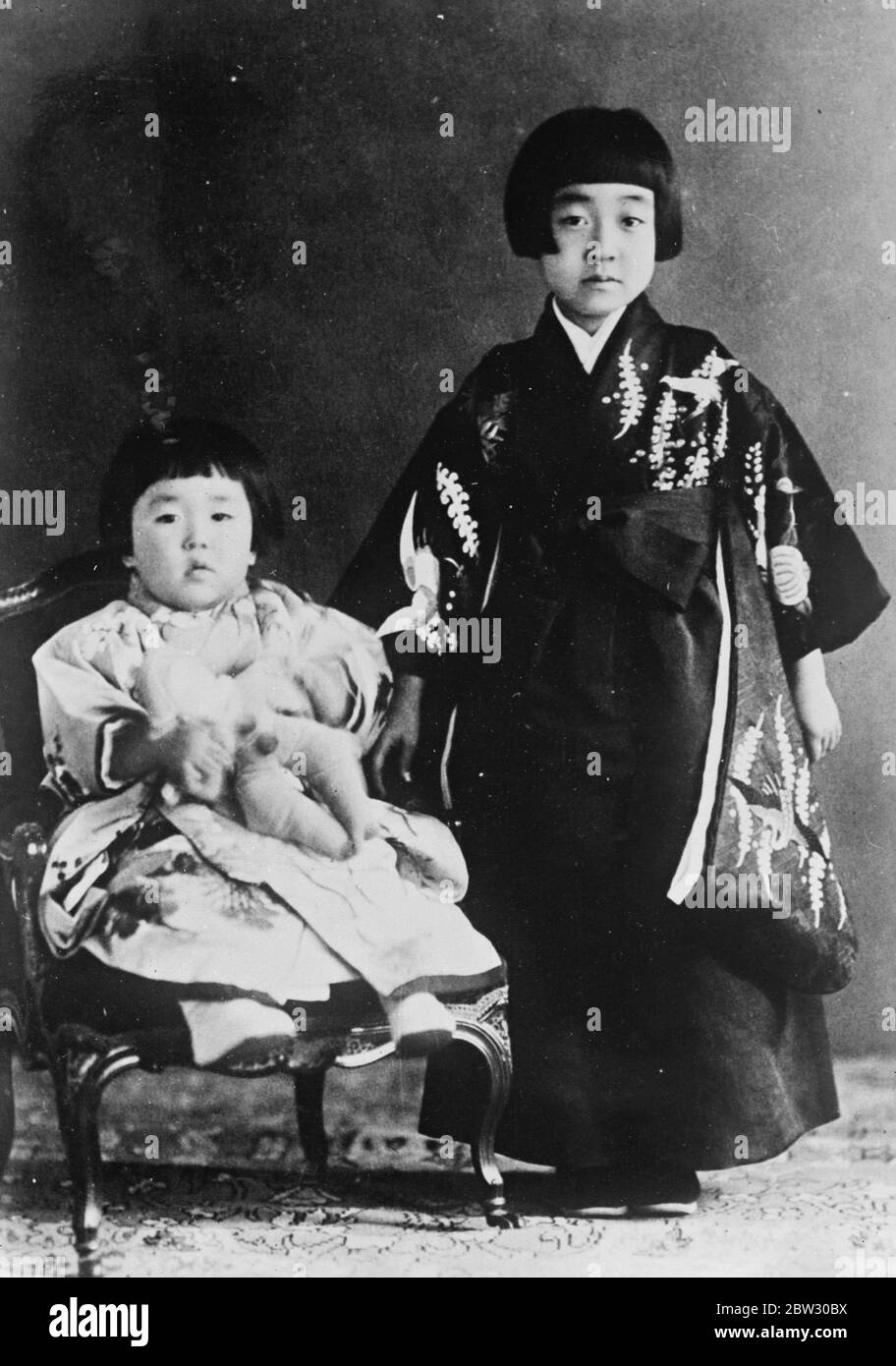 Figli dell'Imperatore del Giappone . Una nuova immagine appena ricevuta a Londra , delle due figlie della principessa Imperiale Giapponese Shigeko Teru (a destra) e della Principessa Kadzuko Taka . 4 febbraio 1932 Foto Stock