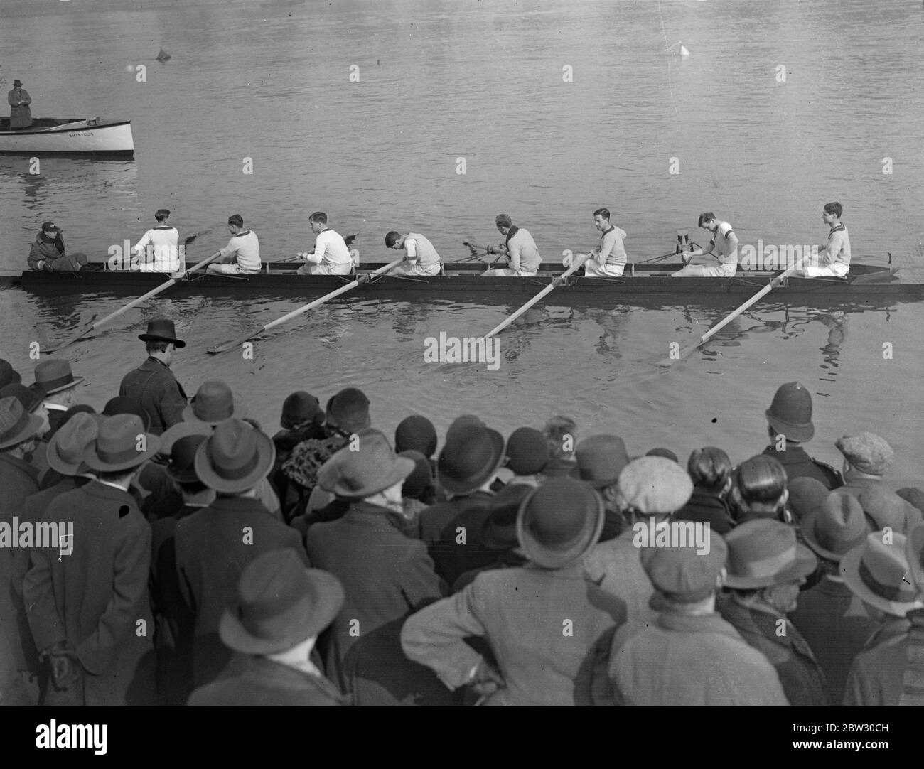 L'equipaggio di Oxford all'inizio della pratica a Putney . 1932 Foto Stock