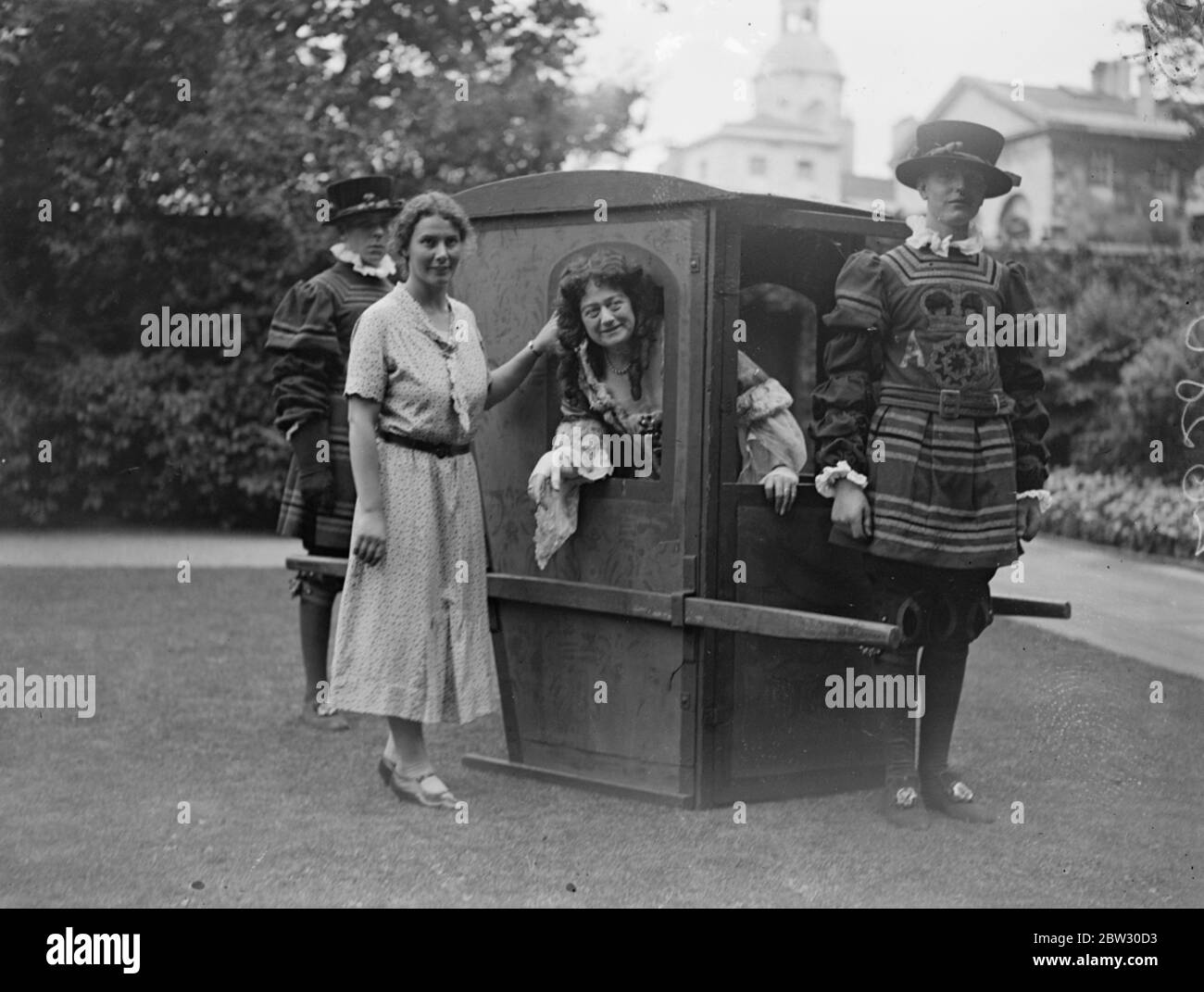 Prova di società per l'intrattenimento nei giardini di Downing Street n. 10 . Molti cittadini hanno partecipato ad una prova di abbigliamento di un'animazione serale tenuta nei terreni del n. 10 Downing Street in aiuto delle zone in difficoltà del nord . Sig.na Ishbel MacDonald che chiacchiera con la signora Olga Montagu come regina Anna . 13 luglio 1932 Foto Stock