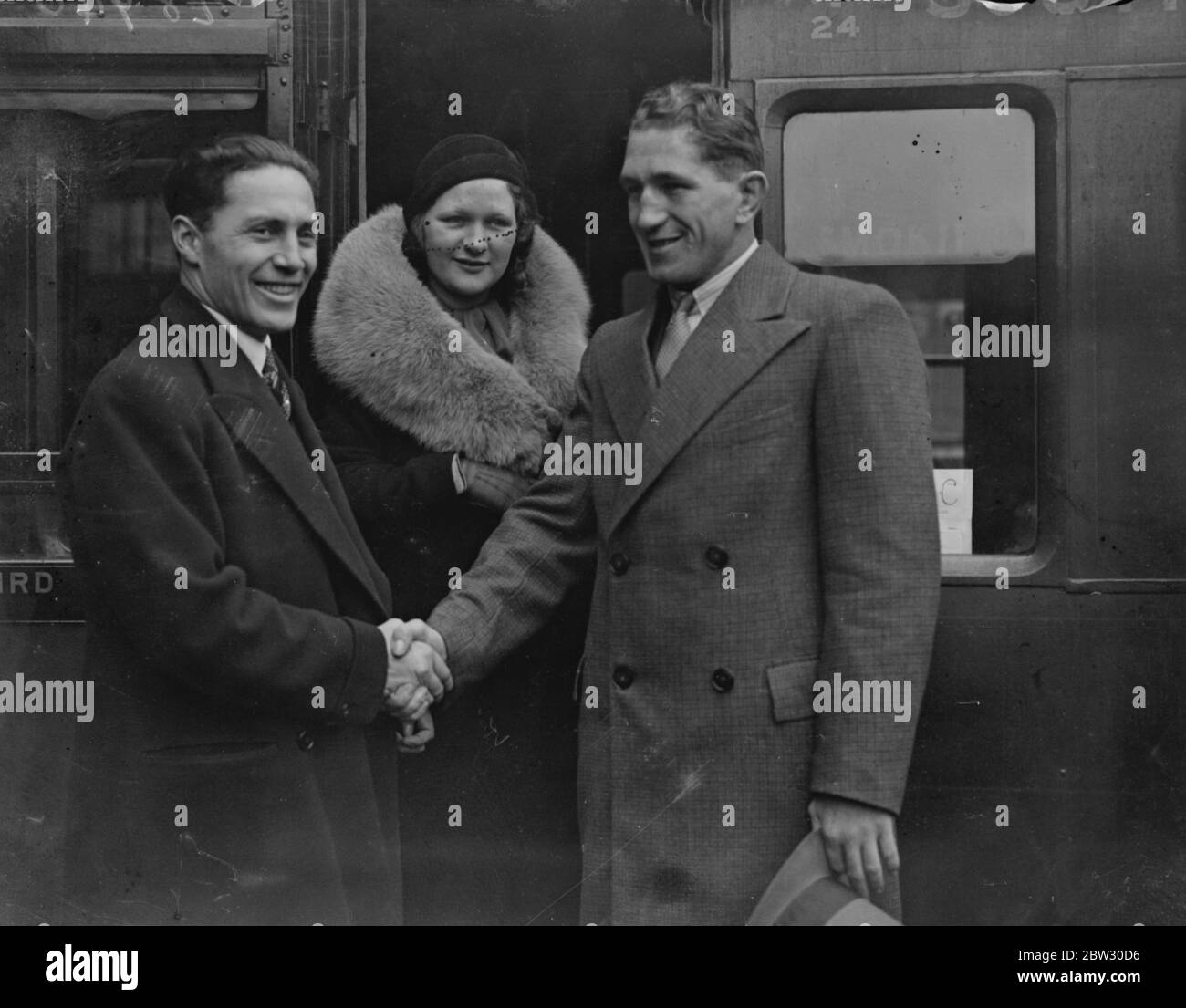 Don MacCorkindale si allontana in Sud Africa e lascia la sposa alle spalle. Tra i passeggeri di spicco che navigano per il Sud Africa sul Liner Carnarvon Castle per il Sud Africa c'era Don MacCoorkindale , il pugile che si stava per raggiungere Johannesburg per incontrare Young Stribling the American il 17 dicembre . Lasciò la sposa di una settimana alle spalle . Don MacCorkindale salutando sua moglie e Jeff Dickson , il promotore , alla stazione di Waterloo , Londra . 4 novembre 1932 Foto Stock