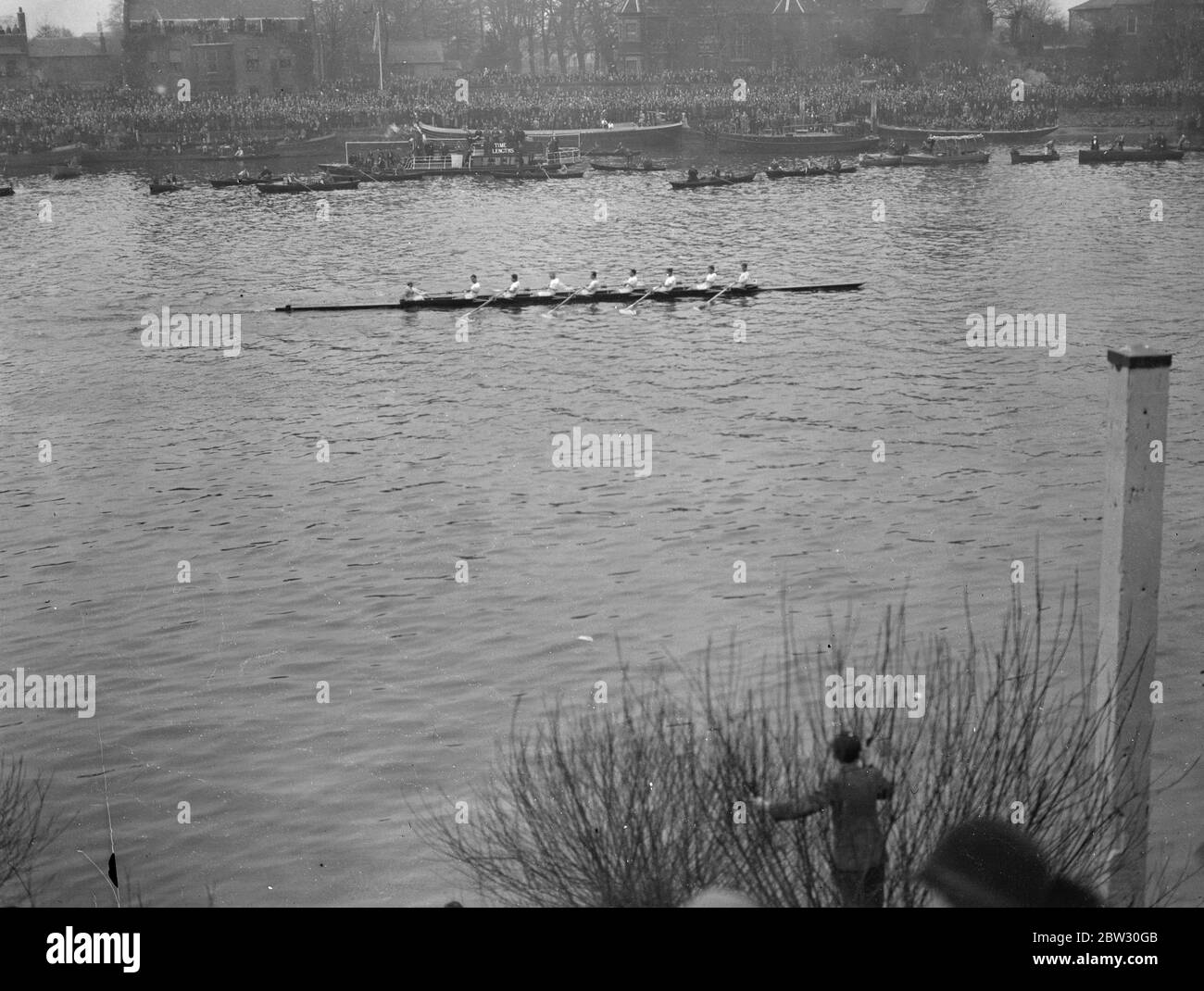 Cambridge ha fatto 8 boat alla fine della gara dopo aver vinto. 19 marzo 1932 Foto Stock