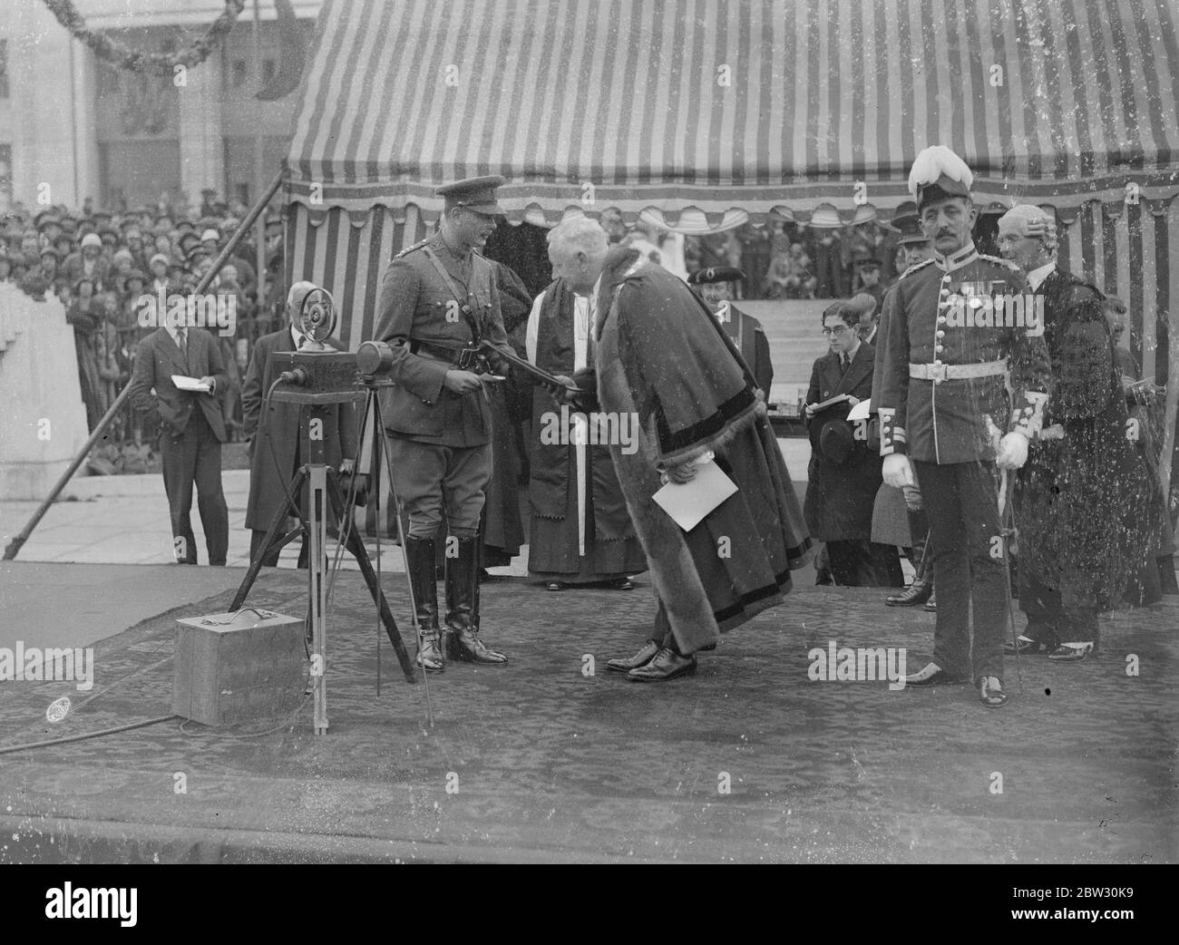 Duca di Gloucester presenta charter a Heston e Isleworth . Il Duca di Gloucester presentò la carta di incorporazione a Heston e a Isleworth , che fu ricevuta dalla carta , Consigliere Sindaco , H J Nais , ad Heston . per celebrare l' occasione fu presentata una spada al Duca . Il duca di Gloucester e Heston cavalcano nel processionthrough di Isleworth . 3 ottobre 1932 Foto Stock