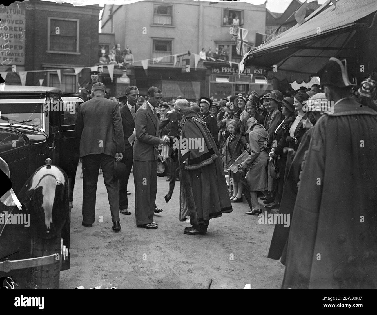 Il principe George riceve un grande benvenuto a Clapham . Il principe George ricevette un caloroso benvenuto quando visitò Clapham , Londra , S W per aprire i nuovi bagni di Manor Road . Il Principe Giorgio viene accolto dal col B Bellamy , sindaco di Wandsworth al suo arrivo . 7 luglio 1932 Foto Stock