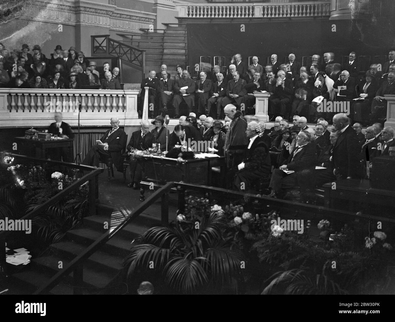 Il Cancelliere dello scacchiere riceve la libertà di Birmingham . Il Cancelliere dello scacchiere ha ricevuto la libertà della città di Birmingham in un groviglio d'argento , in occasione di una riunione speciale del Consiglio nel Municipio di Birmingham . Il Cancelliere dello scacchiere, il Rt Hon Neville Chamberlain, deputato che riceve la libertà di Birmingham in una cassa d'argento, dal Sindaco del Signore, Alderman John Bedford Burman . 6 maggio 1932 Foto Stock