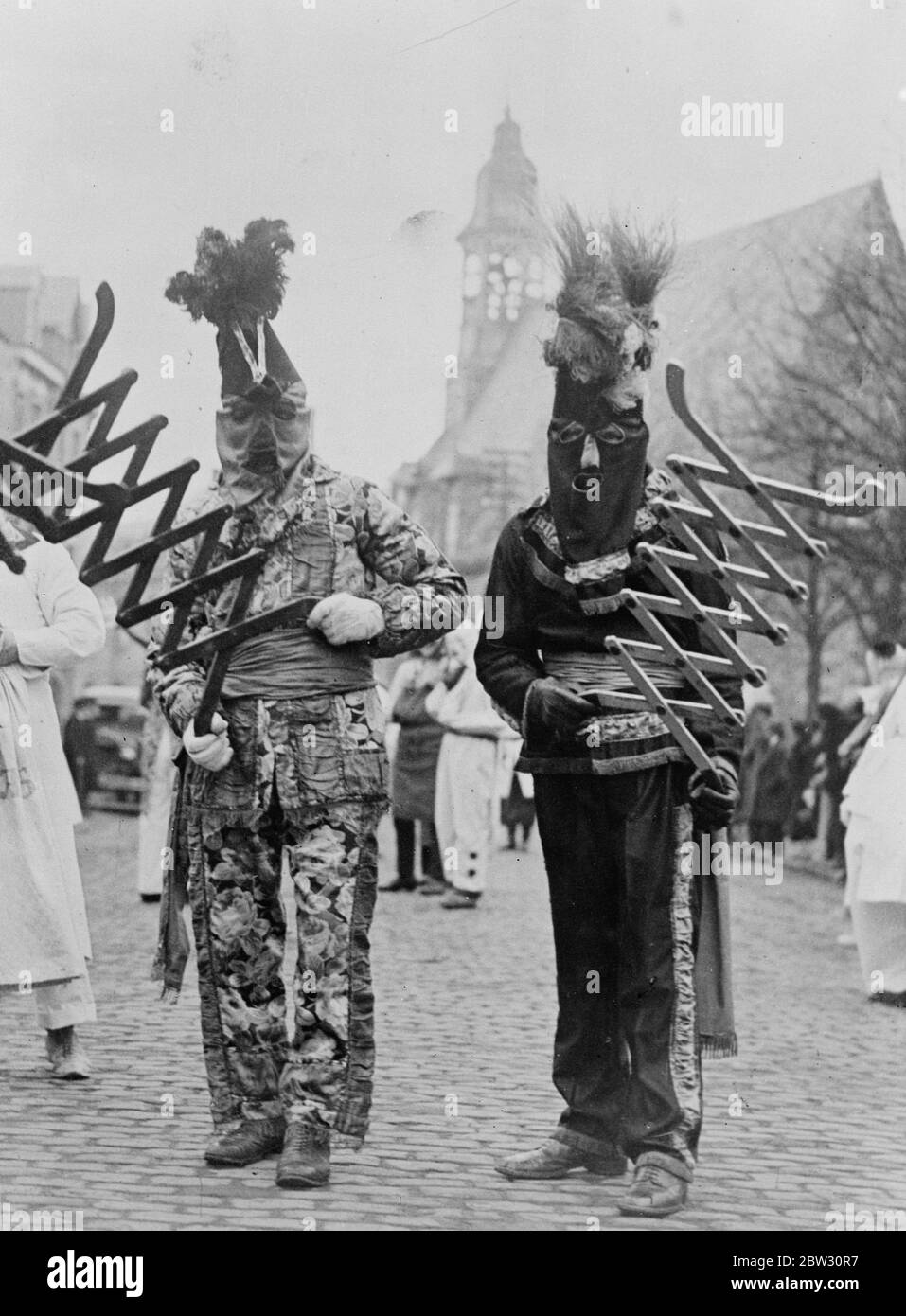 Giganti Hooded nella processione di Ypres carnevale . Due giganti incappucciati nella grande Ypres , la processione del carnevale belga , che è stata guardata da migliaia di visitatori della città da tutto il paese . 9 febbraio 1932 Foto Stock