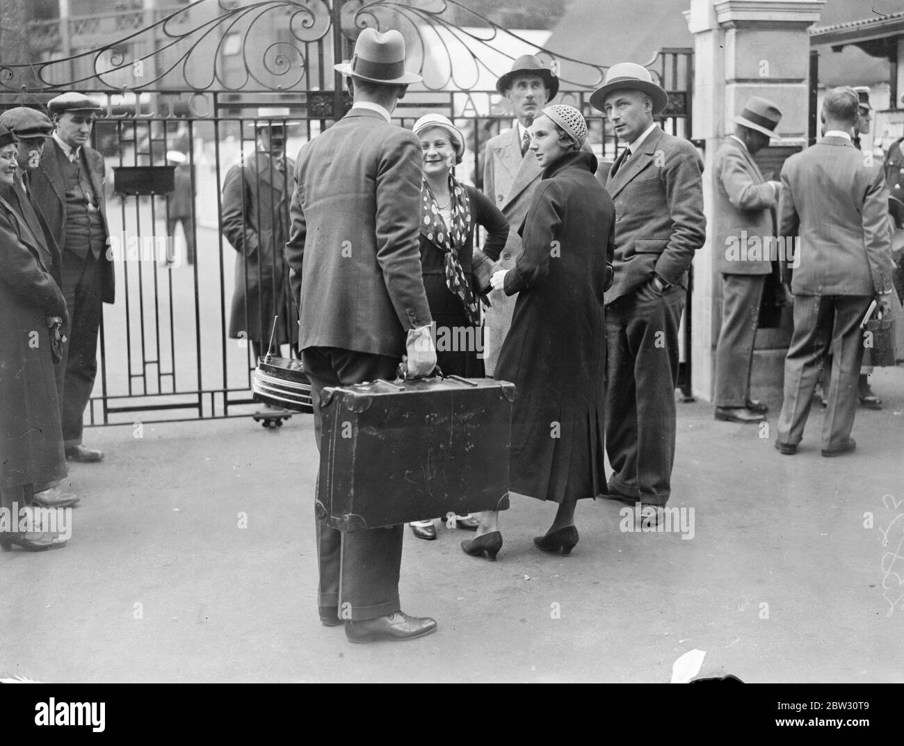 Miss Round attende Wimbledon per aprire . Miss D Round , ( macchina fotografica più vicina ) in attesa all'esterno di Wimbledon per i cancelli di aprire per tutti i Campionati d'Inghilterra . 20 giugno 1932 Foto Stock