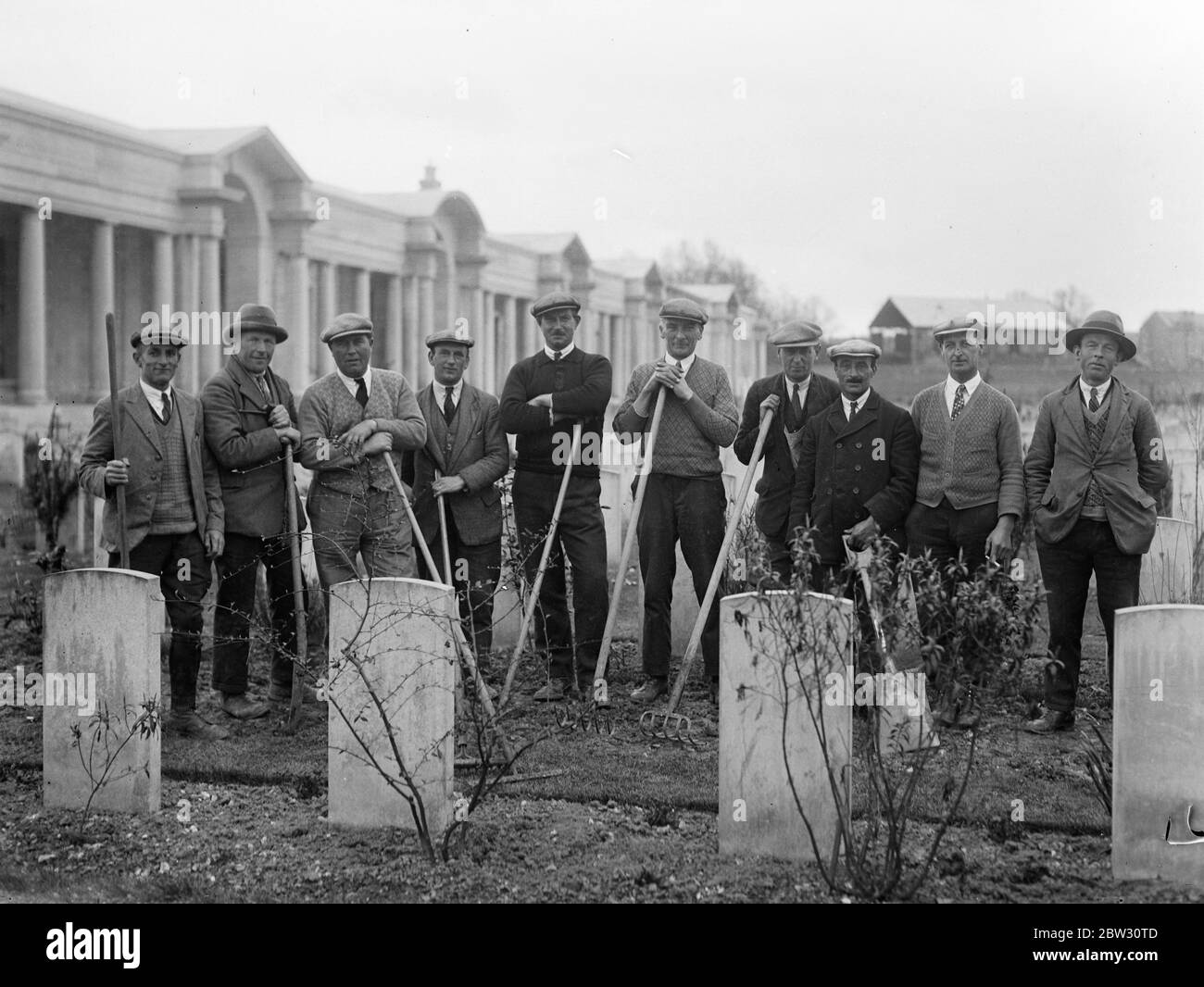 Gruppo di ex militari britannici che rappresentano ogni sezione dell'isola britannica che stanno facendo il lavoro sul memoriale di Arras . All'estrema sinistra si trova il signor J. Hillier, il forman della banda. 1932 Foto Stock