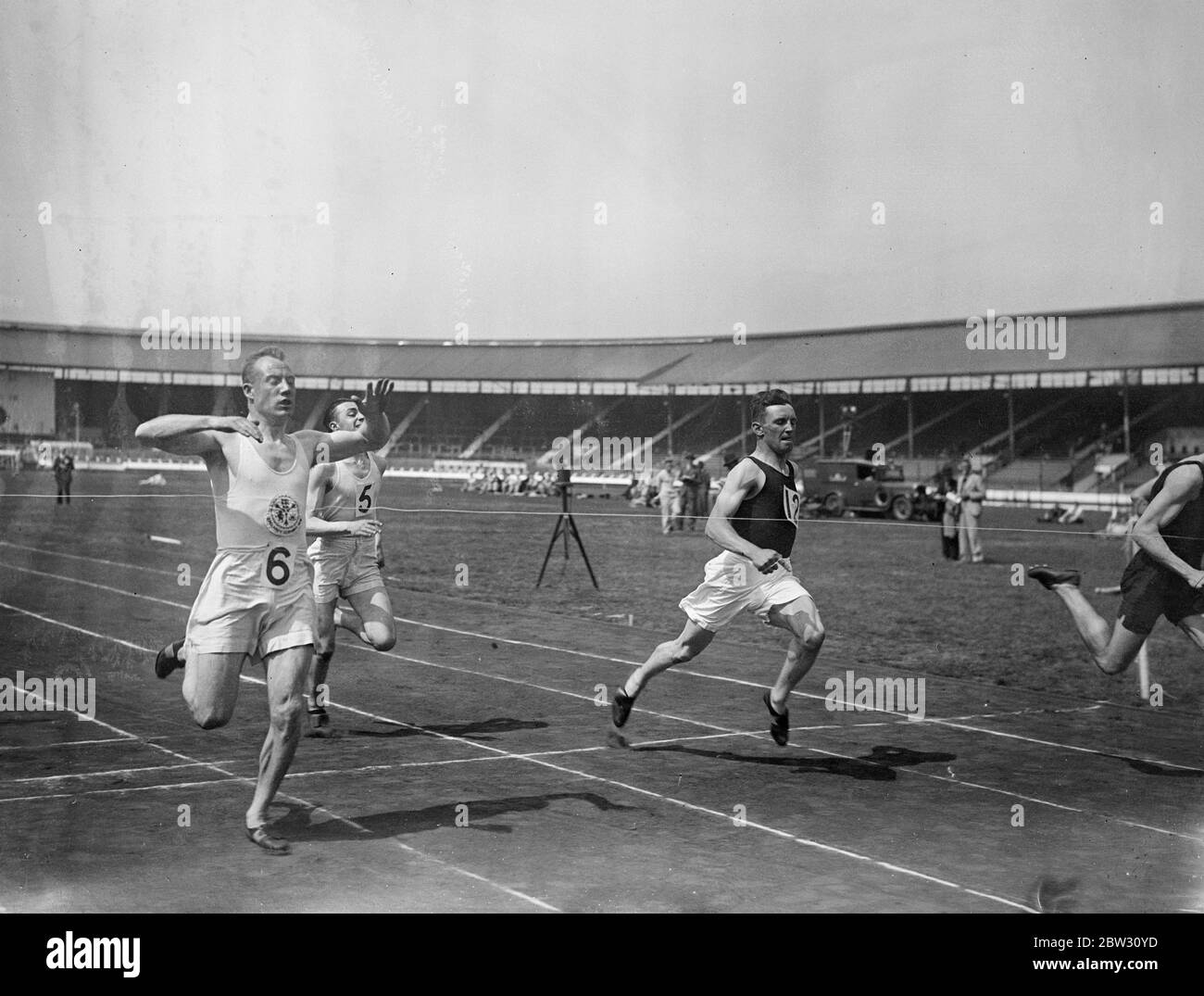 L G Parkes vincendo 100 yarde dopo la finale di gratta alla città bianca di Ginevra sport. 9 luglio 1932 Foto Stock
