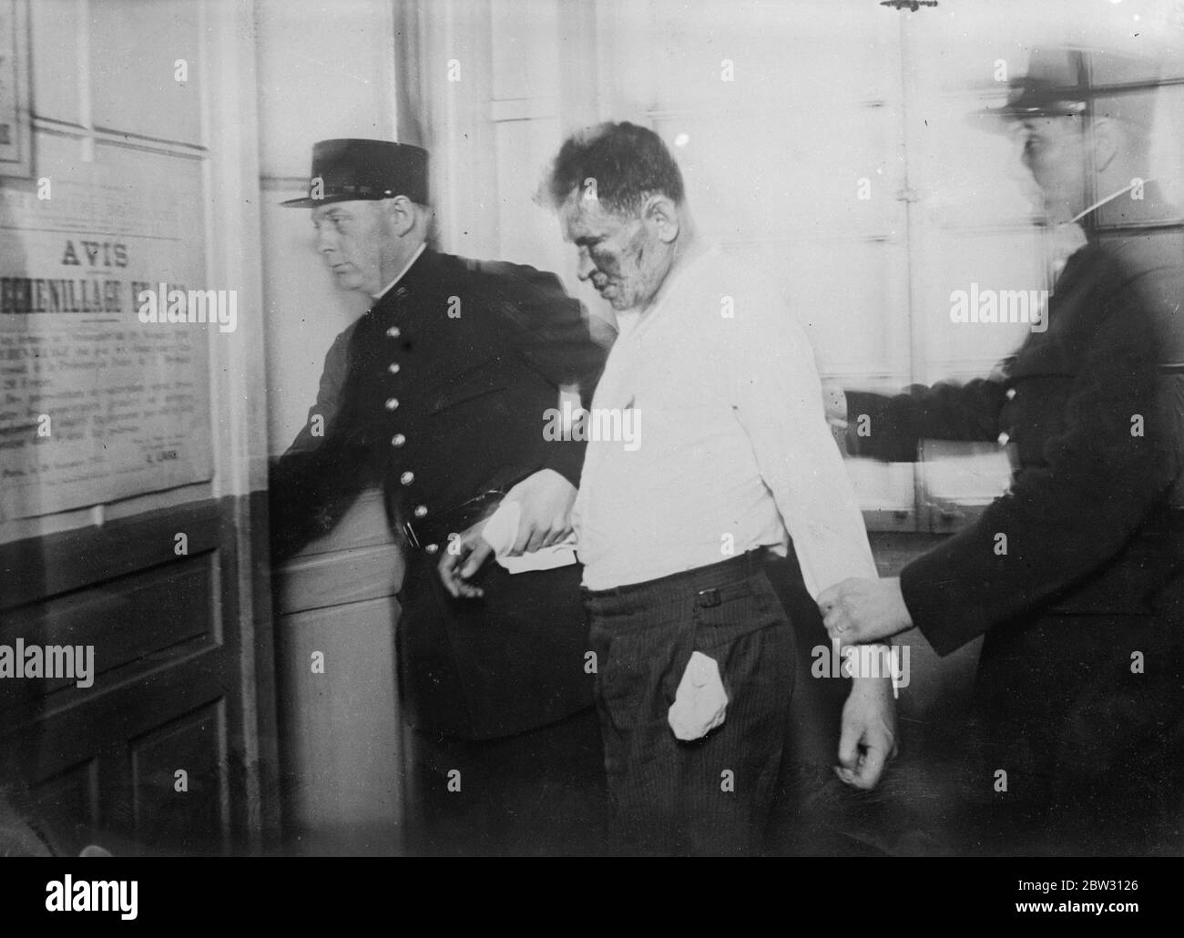 Assassinio del Presidente Doumer alla sede della polizia a Parigi . Paul Gorgouloff , l' assassinio del Presidente francese Doumer , nella Prefettura di polizia di Parigi , dove fu preso , martoriato e mormentato , dopo che la folla furiosa aveva fatto sforzi per lignarlo . Sua moglie è stata arrestata a portato a Parigi . 7 maggio 1932 Foto Stock