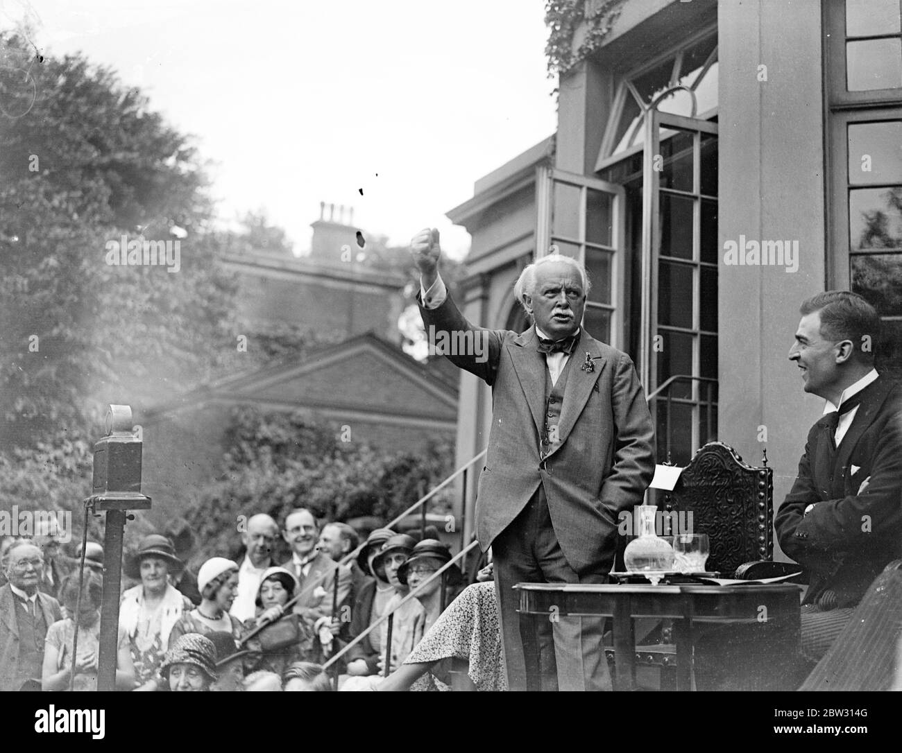 Lloyd George si rivolge ai giovani liberali al Garden party nella sua casa di Londra . Lloyd George ha parlato di un grande raduno di giovani liberali delle contee di casa in una festa da giardino a casa sua ad Addison Road, Kensington . Il sig. Lloyd George, intervenendo alla riunione del partito. 25 giugno 1932 Foto Stock