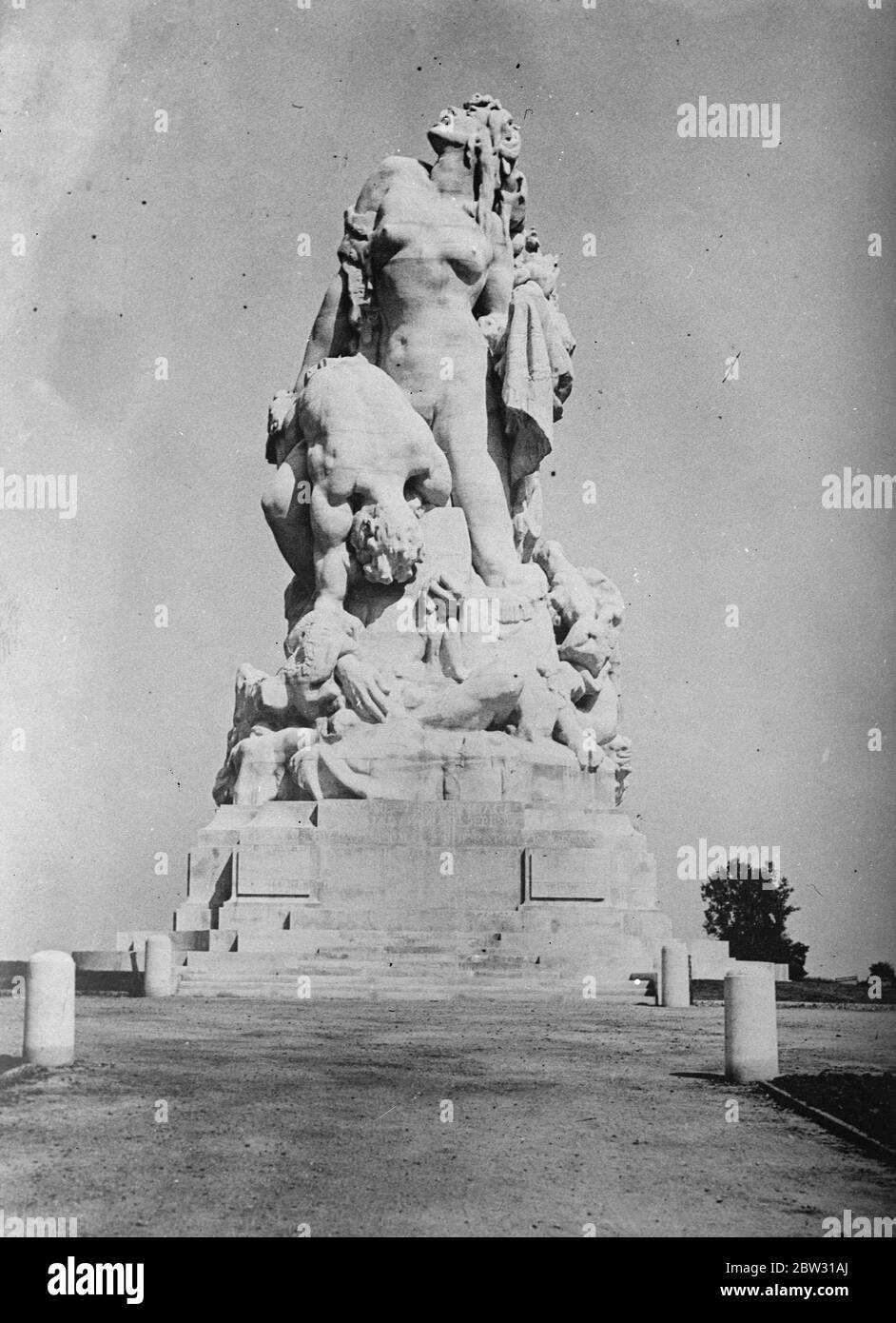 Il grande monumento americano a Marne pronto per la presentazione . Il grande memoriale alla storica vittoria francese alla prima battaglia della Marna che sarà dedicata a Meaux la prossima settimana alla presenza del presidente Lebrun , M Herriot e dei notabili francesi e americani . Il monumento rappresenta la Francia minacciata da non sconfitti ed è stato progettato da Thomas Hastings e completato da Frederick MacMonnies . Il monumento è il dono dell'America alla Francia . Sarà dedicato all'anniversario della grande battaglia . 5 settembre 1932 Foto Stock