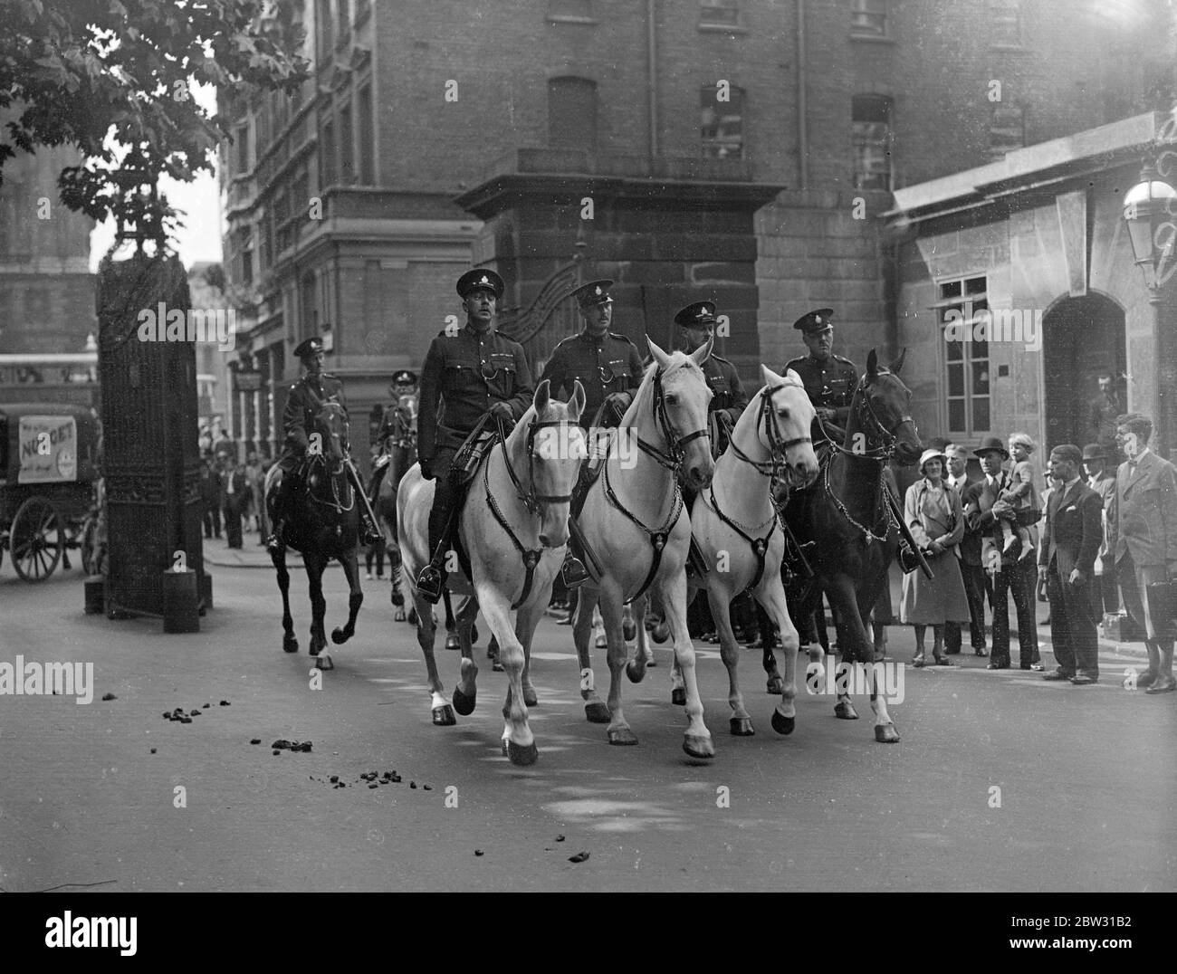 Montato speciale sfilata di costables per la prima volta prima di iniziare i dazi a Londra . Al termine del loro corso di formazione in funzioni di polizia , una squadra di 100 ha montato delle costabe speciali che presto si assume le funzioni sulle strade di Londra sovrintendendo le folle , dirigendo il traffico e sulle pattuglie , Sfilato per la prima volta alla stazione di polizia di Cannon Row a Londra . Sono sotto il comando di Major Dale Glossop . Le nuove offerte speciali montate per la prima volta a Cannon Row , Londra . 31 agosto 1932 Foto Stock