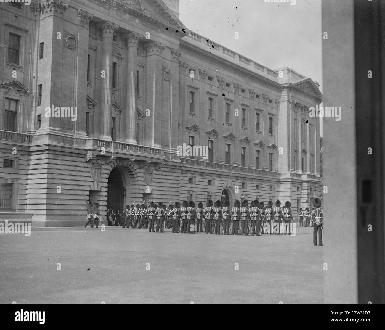 Il principe ereditario Michael di Romania guarda il cambio della guardia a Buckingham Palace . Il principe ereditario Michael di Romania , che è in visita a sua madre a Londra, ha assistito alla cerimonia del cambio delle guardie a Buckingham Palace . Il principe ereditario Micheal con la madre Principessa Helen che guarda la cerimonia nel cortile di Buckingham Palace . 1 ottobre 1932 Foto Stock