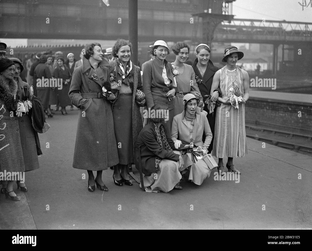 La squadra olimpica di nuoto parte per Los Angeles . La squadra olimpica di nuoto per rappresentare la Gran Bretagna nei Giochi Olimpici di Los Angeles partì per l'America sulla SS Majestic . Sei donne sono incluse nel team . La squadra olimpica femminile della stazione di Waterloo prima di partire sul treno della barca. 20 luglio 1932 Foto Stock