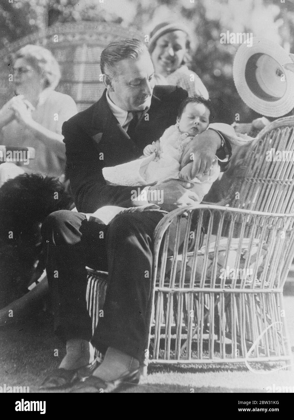 John Barrymore un padre orgoglioso . John Barrymore , il famoso attore cinematografico , con il suo figlio John Blythe Barrymore , in un incontro della famiglia Barrymore a Hollywood . Ethel Barrymore si vede in background . 27 settembre 1932 Foto Stock