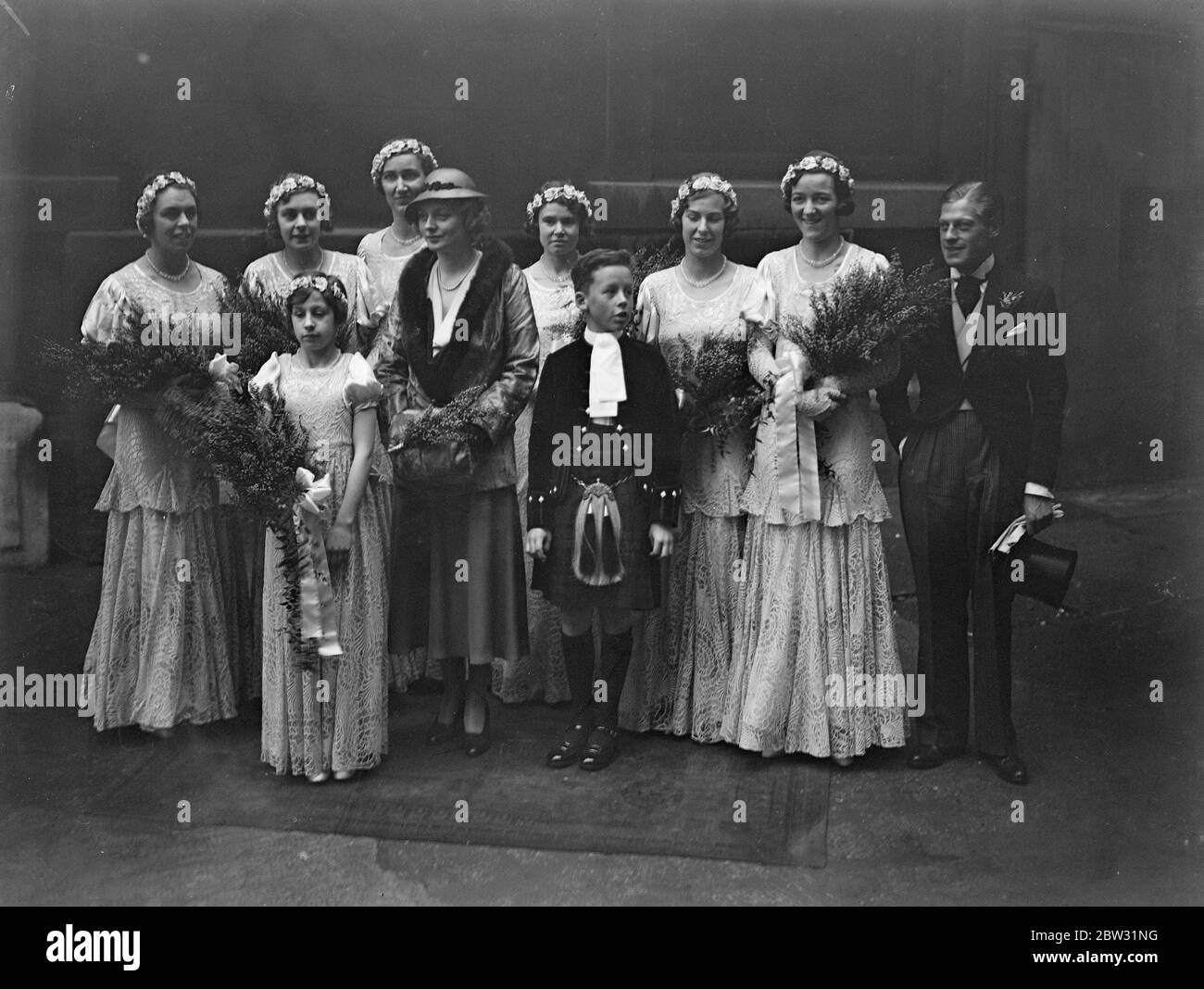 Evelyn Laye con bridesmaid e tartan rivestito page boy . 6 febbraio 1932 . Foto Stock