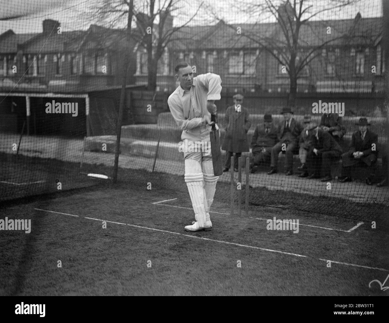 La pratica del club di cricket Essex apre a Leyton . Il Club di Cricket della Contea di Essex ha iniziato la loro pratica per la stagione successiva a Leyton , Essex . Eastman batte durante la prima prova della stagione a Leyton . 25 aprile 1932 Foto Stock