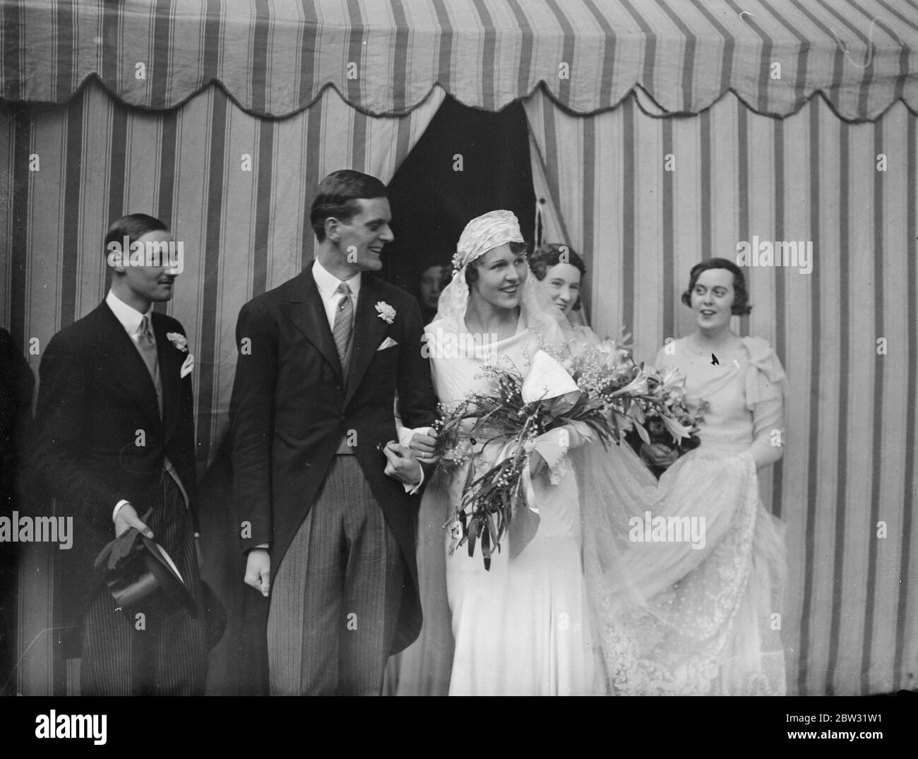 Matrimonio di San Patrizio per nipote del Signore di San Germano . La sig.ra Elizabeth Eliot , nipote di Lord St Germans , si sposò il giorno di San Patrizio a St Georges , Hanover Square , Londra , con il sig. Thomas James , nipote di Lord Northbourne . Lo sposo e lo sposo che lascia la chiesa dopo la cerimonia . 17 marzo 1932 Foto Stock