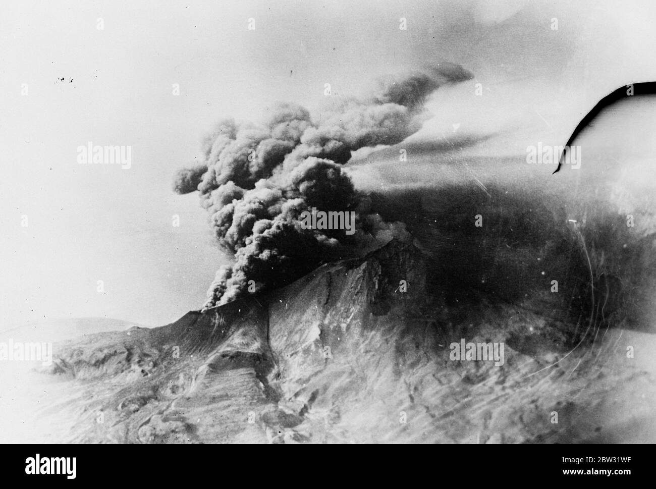 Prima foto delle eruzioni vulcaniche sudamericane . Prima foto da ricevere a Londra del vulcano Las Yeguas che eruttava nell'Andesflaming in eruzione. Le ceneri caddero a Buenos Aires e a nord fino al Brasile meridionale . Il vulcano era stato inattivo per anni prima dell'eruzione . Centinaia di abitanti fuggivano dalla loro casa . 26 aprile 1932 Foto Stock