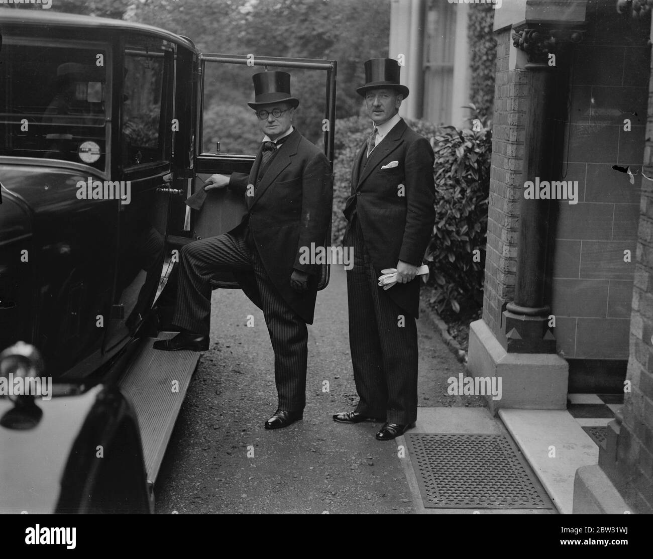 Il sindaco elegge il suo mandato per ricevere Knighthood dal re a Buckingham Palace . Percy Greenaway , il Signore eletto sindaco di Londra , lasciò la sua casa a Kingston , Surrey , per Buckingham Palace dove ricevette un'alta maturità dal re . Era accompagnato dal sig. George Wilkinson , suo cosferiffo , che è anche nominato cavaliere . Il sig. Percy Greenaway (sinistra) lascia con il sig. George Wilkinson, originario di Kingston, la casa di Buckingham Palace. 3 ottobre 1932 Foto Stock